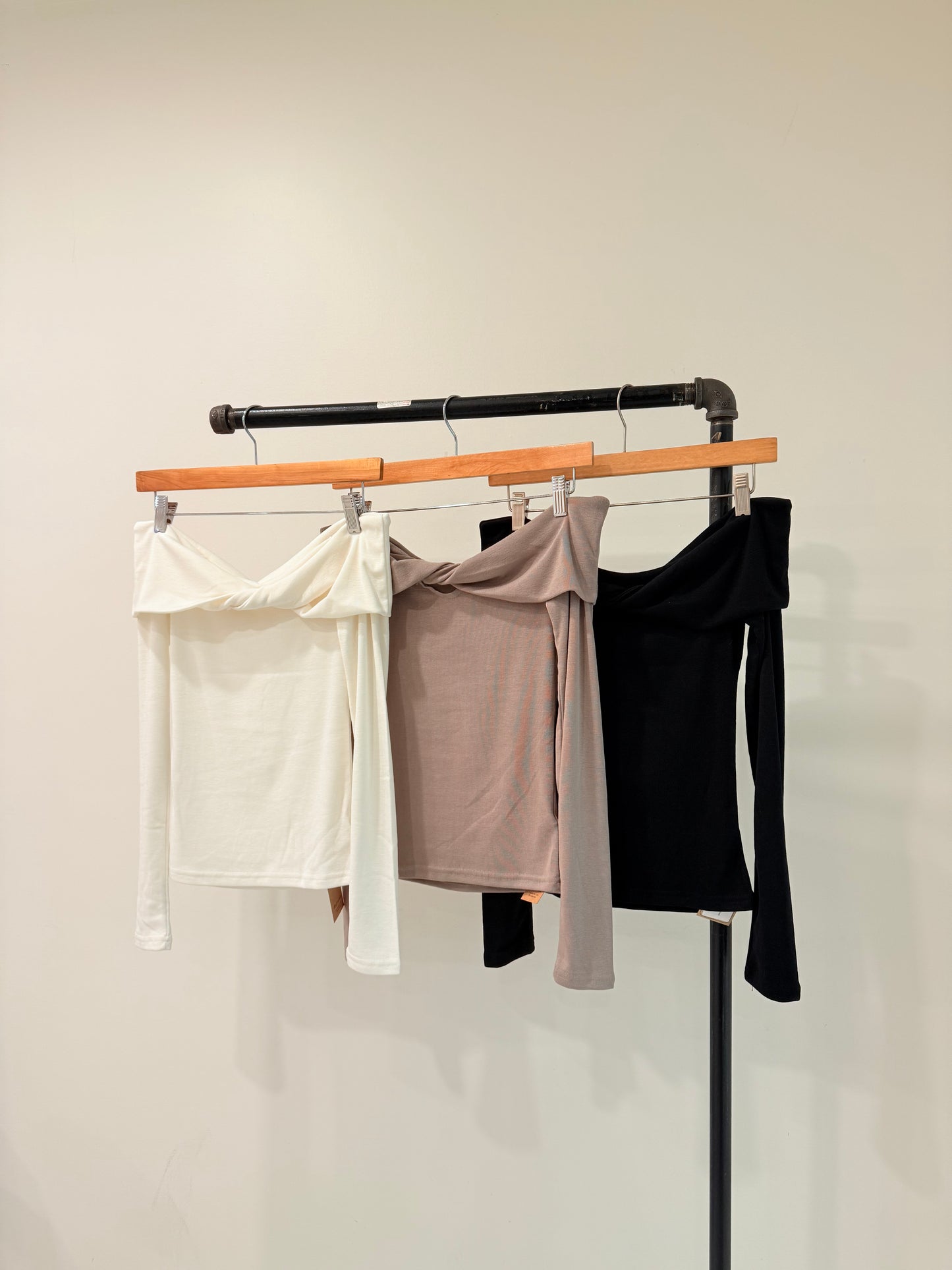RIFF Twisted off shoulder top