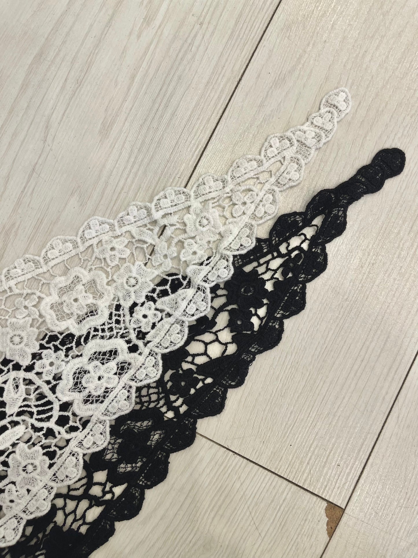 NIKA Lace headscarf