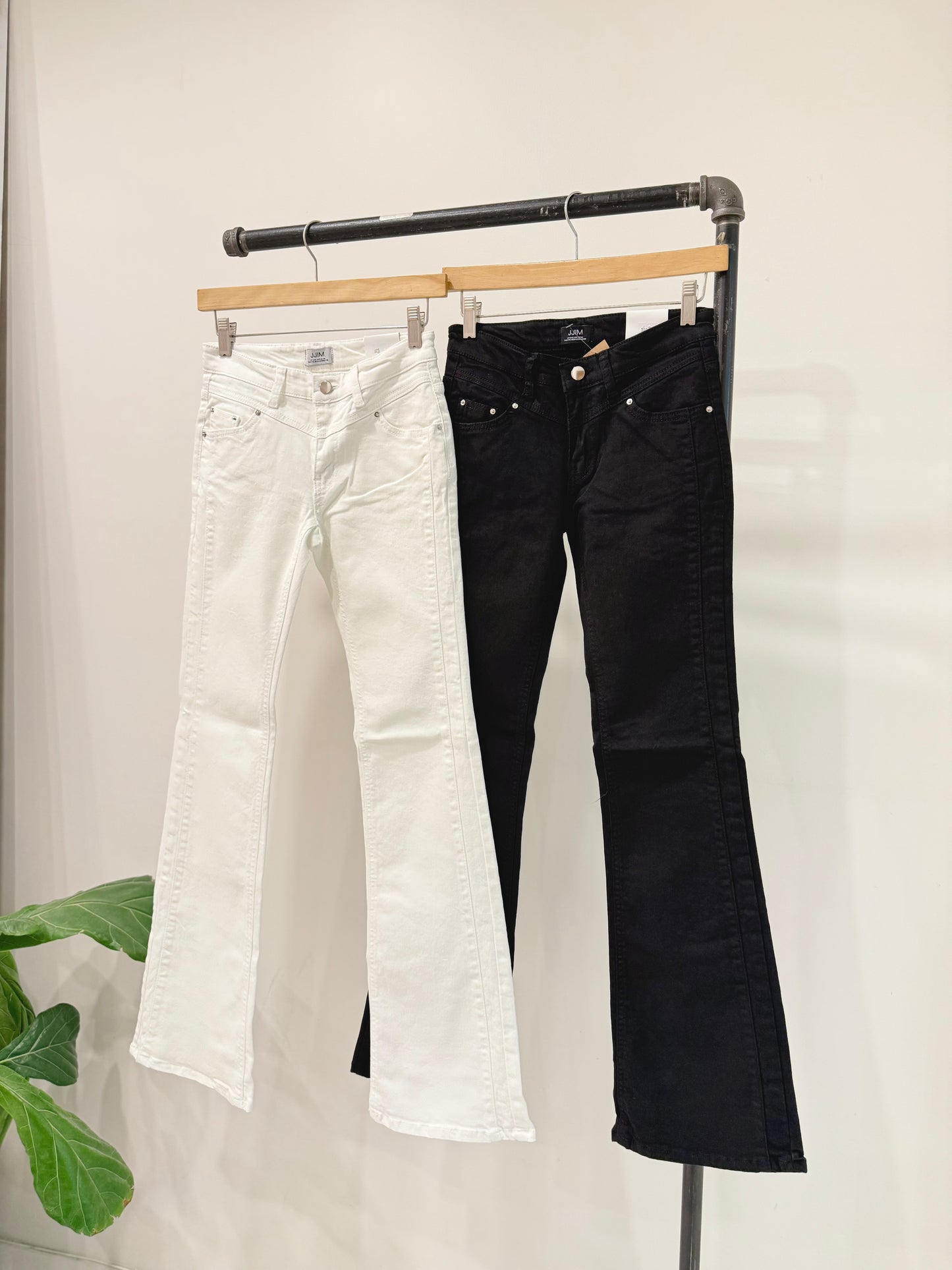 ANNIKA Low-rise flare jeans