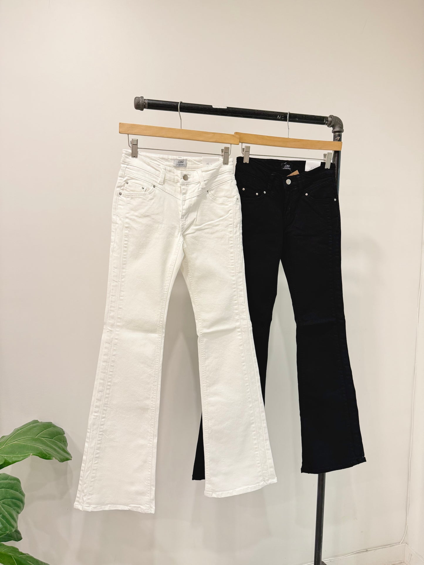 ANNIKA Low-rise flare jeans