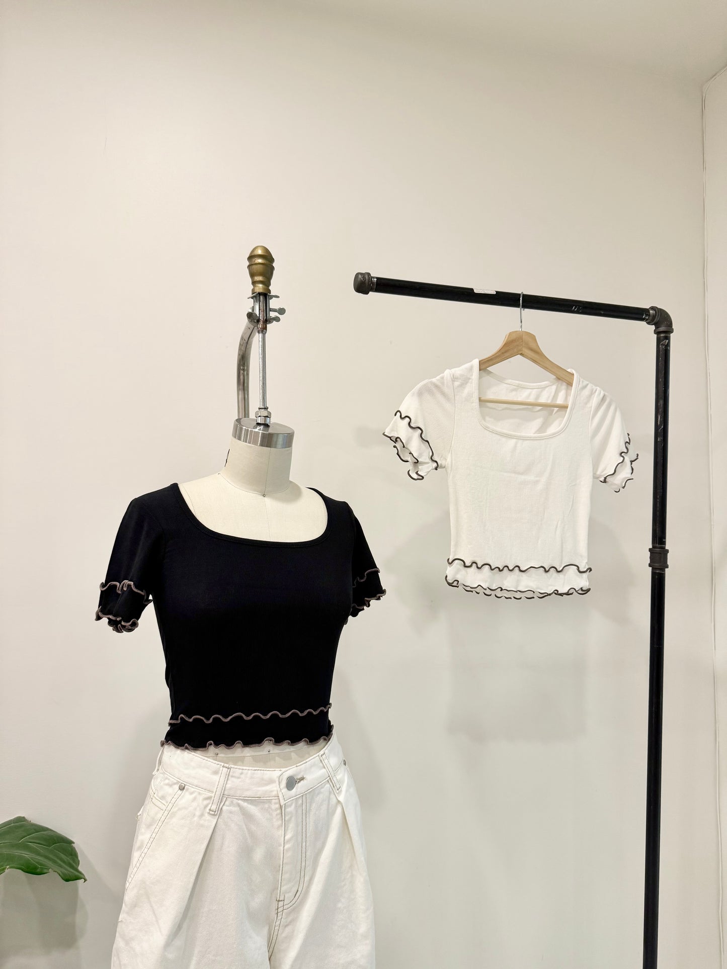 EMBER Lettuce edge tee
