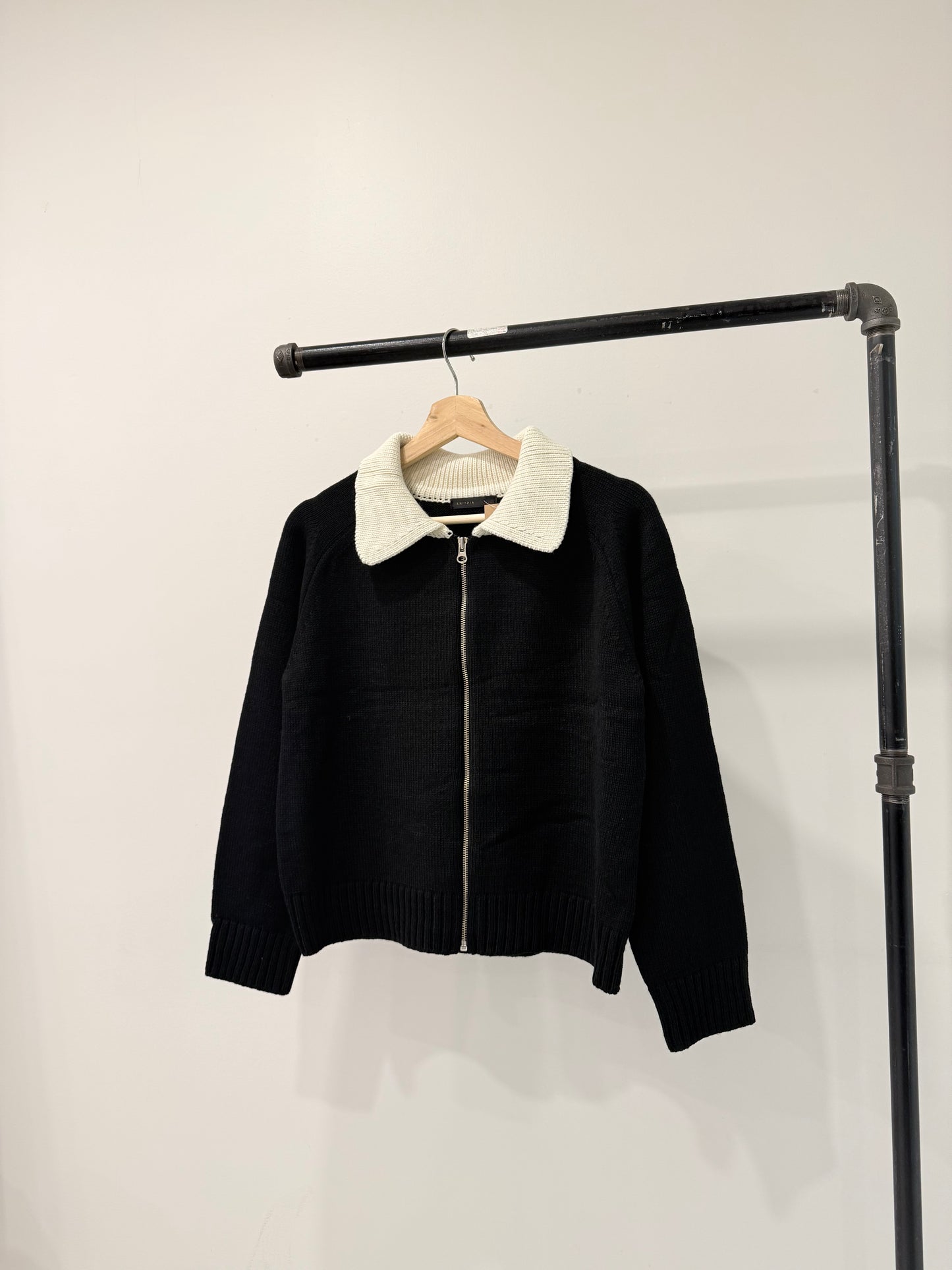 TAKE Contrast collar zip-up