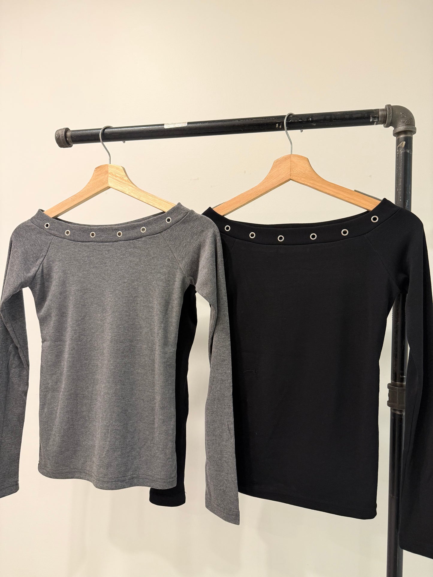 CHEAT Off shoulder eyelet top