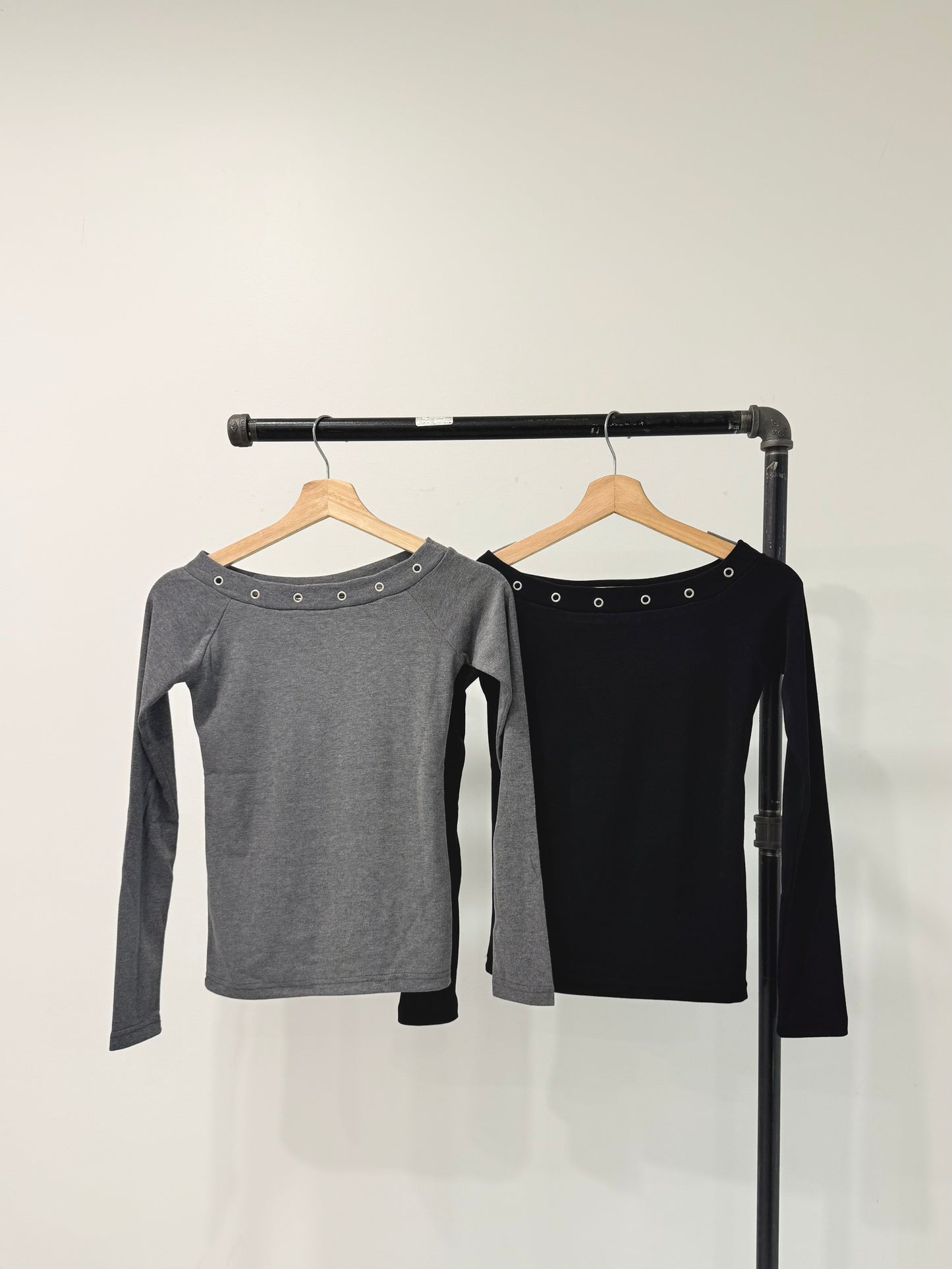 CHEAT Off shoulder eyelet top