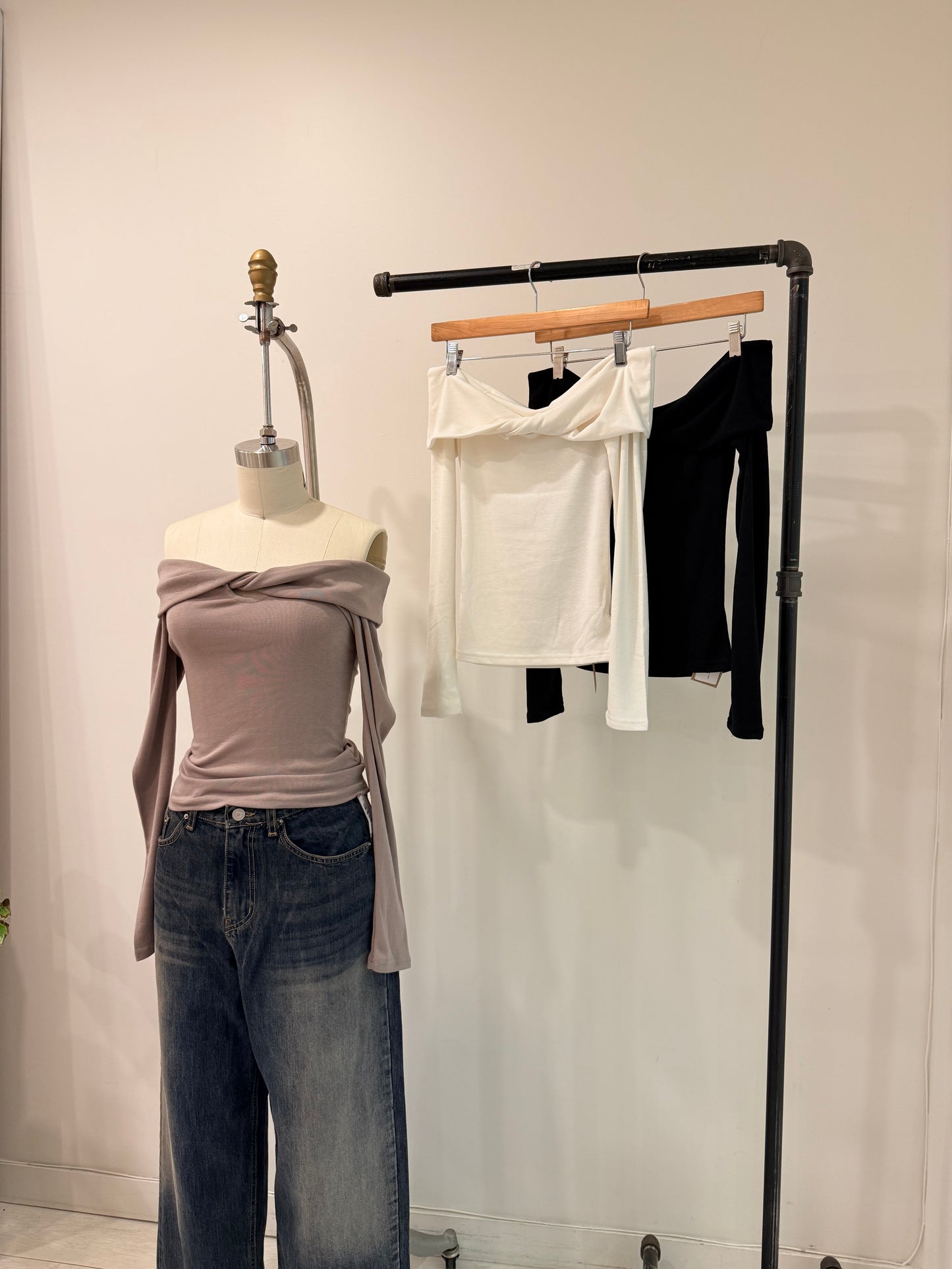RIFF Twisted off shoulder top