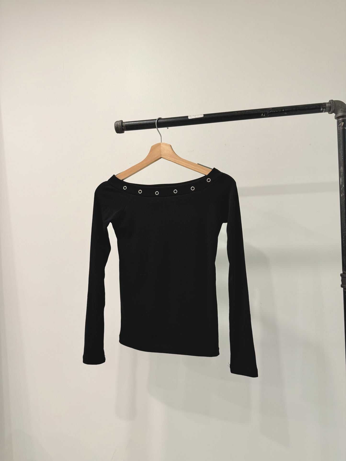 CHEAT Off shoulder eyelet top