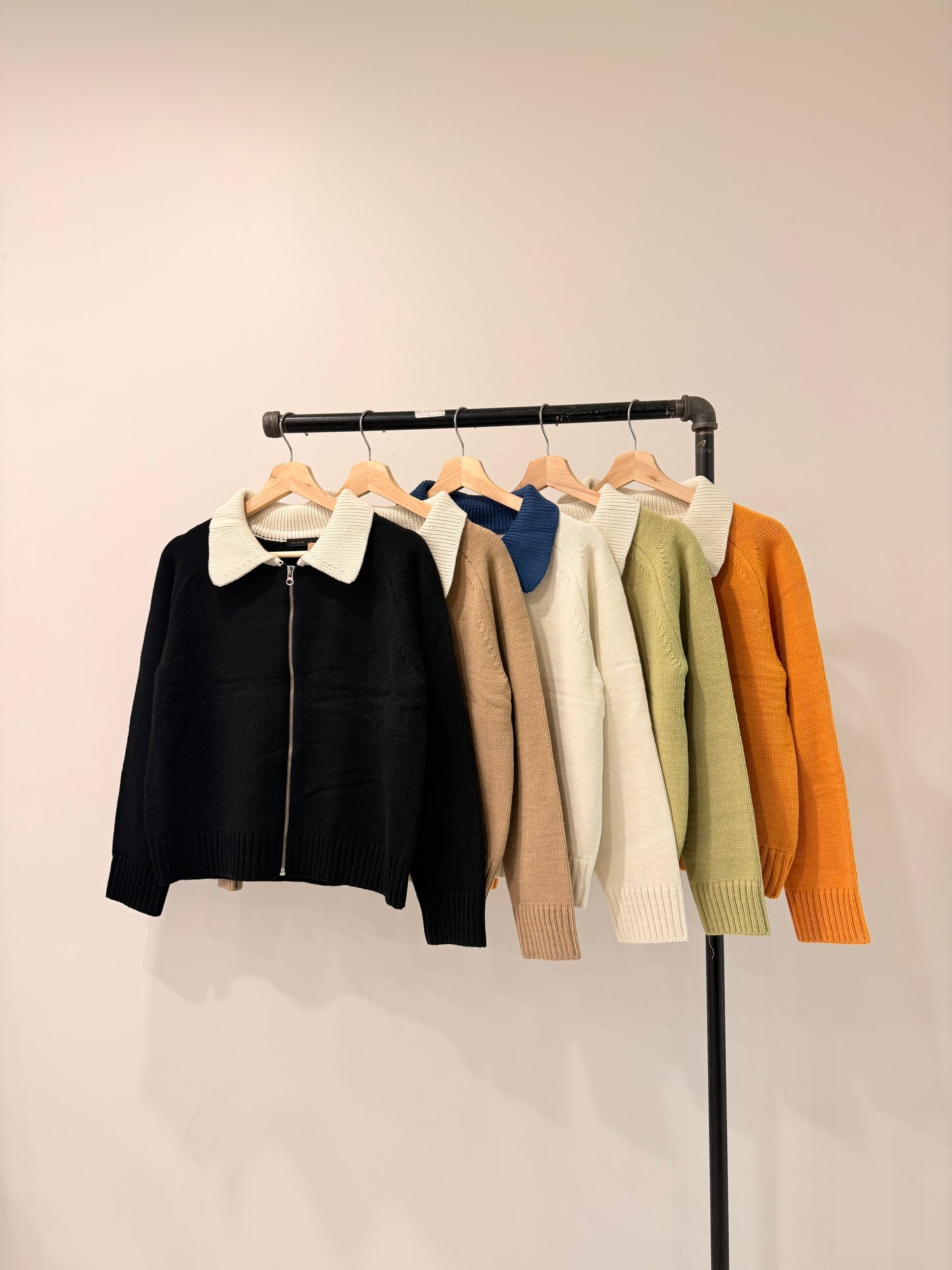 TAKE Contrast collar zip-up