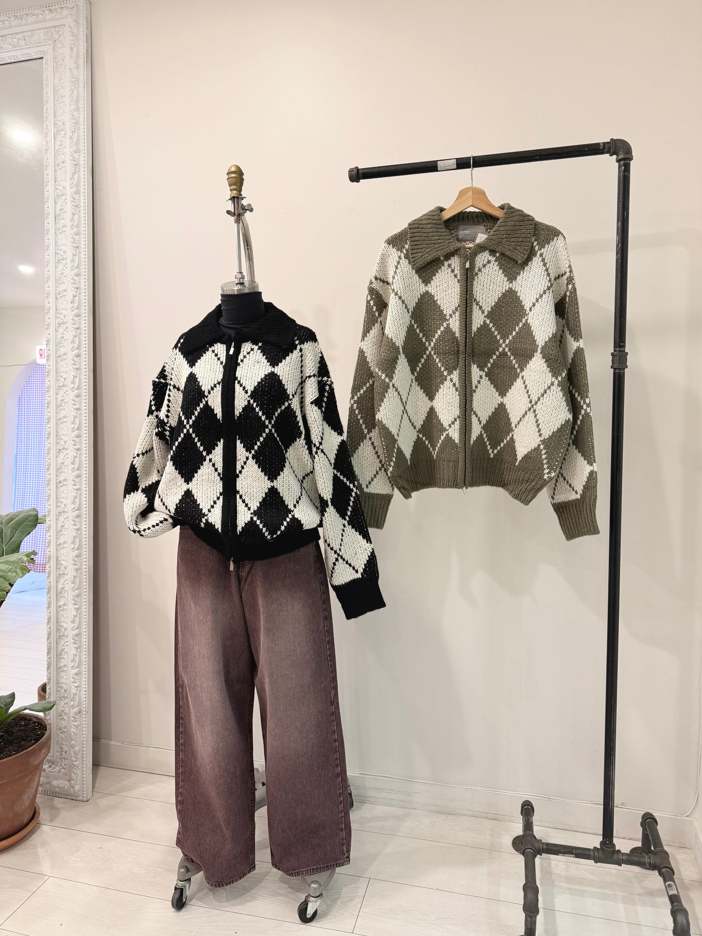 TOHO Argyle zip-up sweater