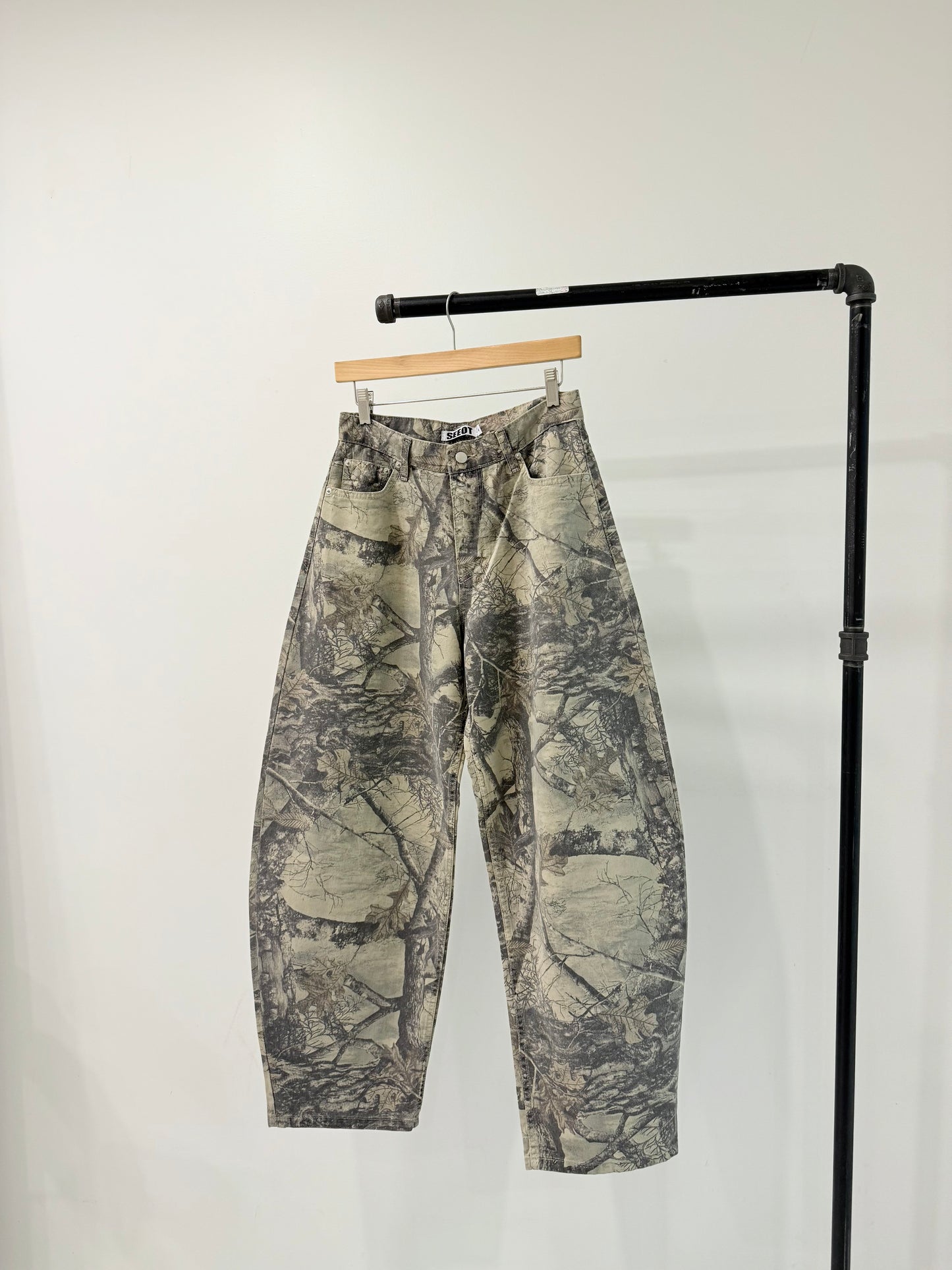 CORTIS Camo barrel jeans