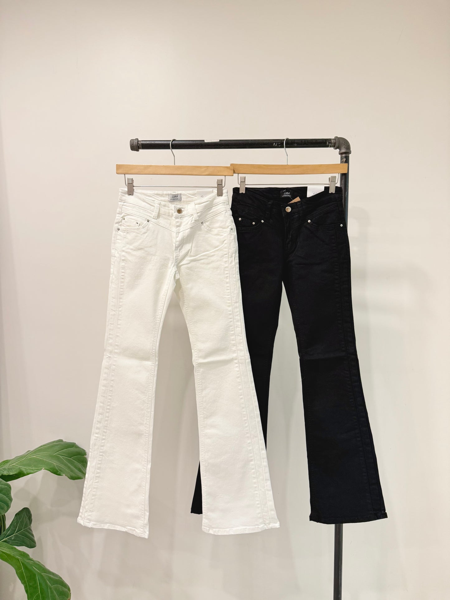 ANNIKA Low-rise flare jeans