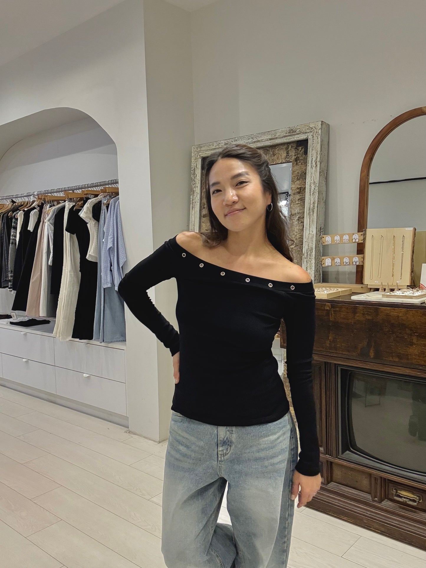 CHEAT Off shoulder eyelet top