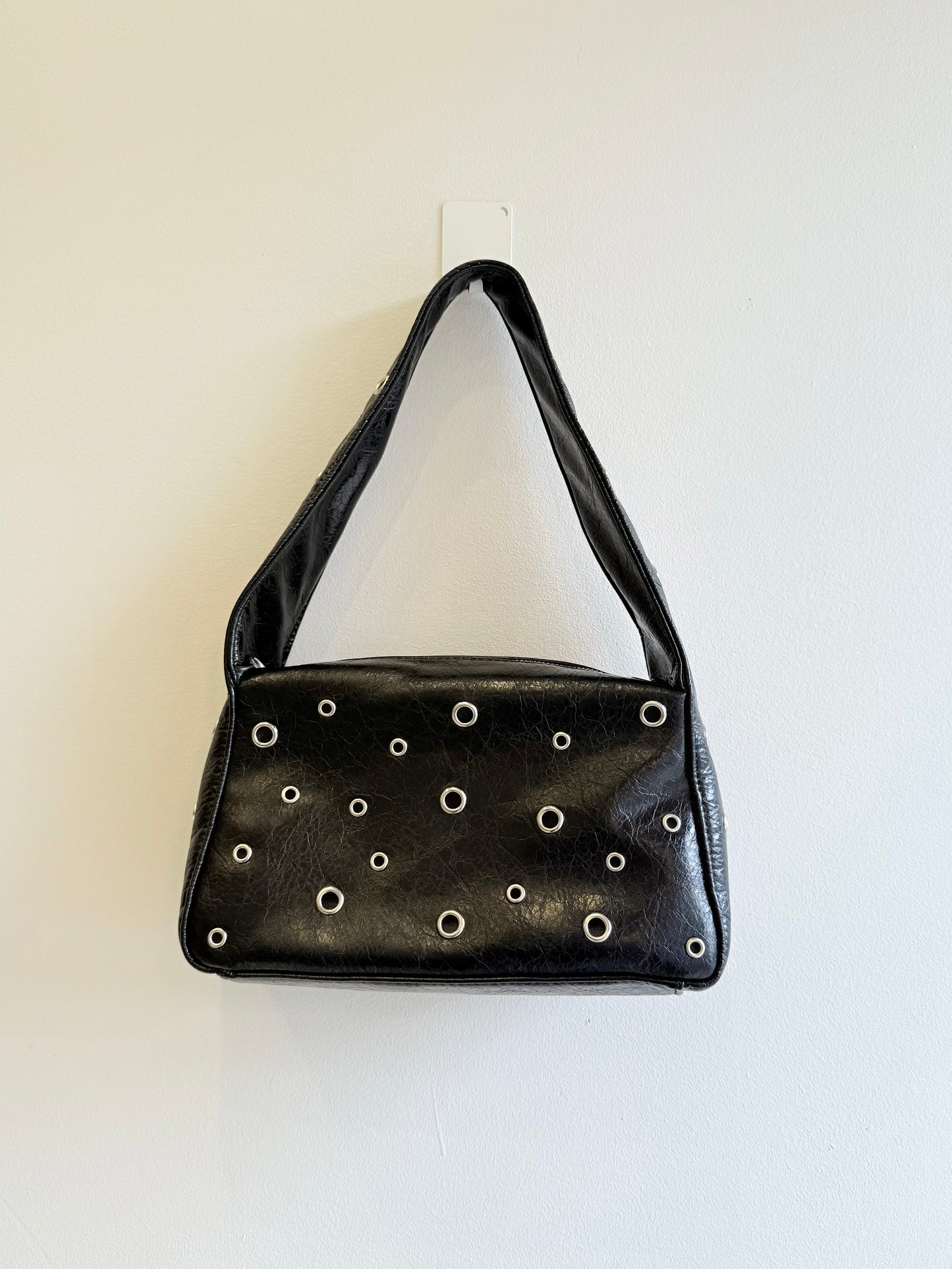 PEBBLE Eyelet shoulder bag