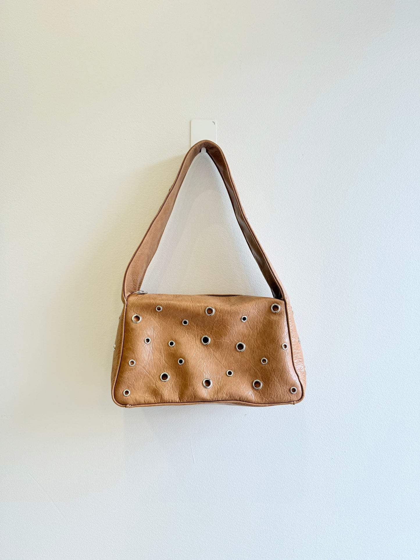 PEBBLE Eyelet shoulder bag