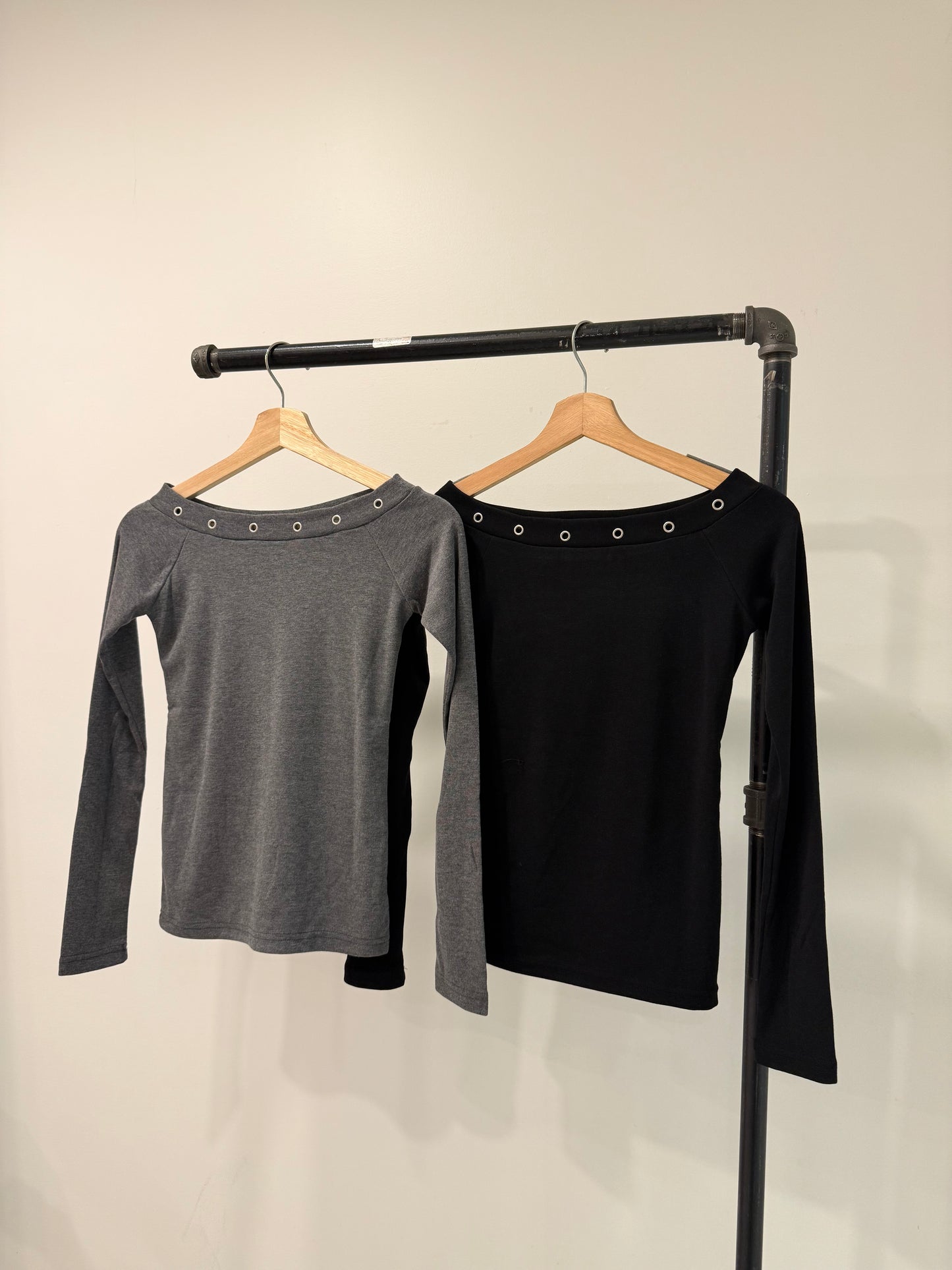 CHEAT Off shoulder eyelet top