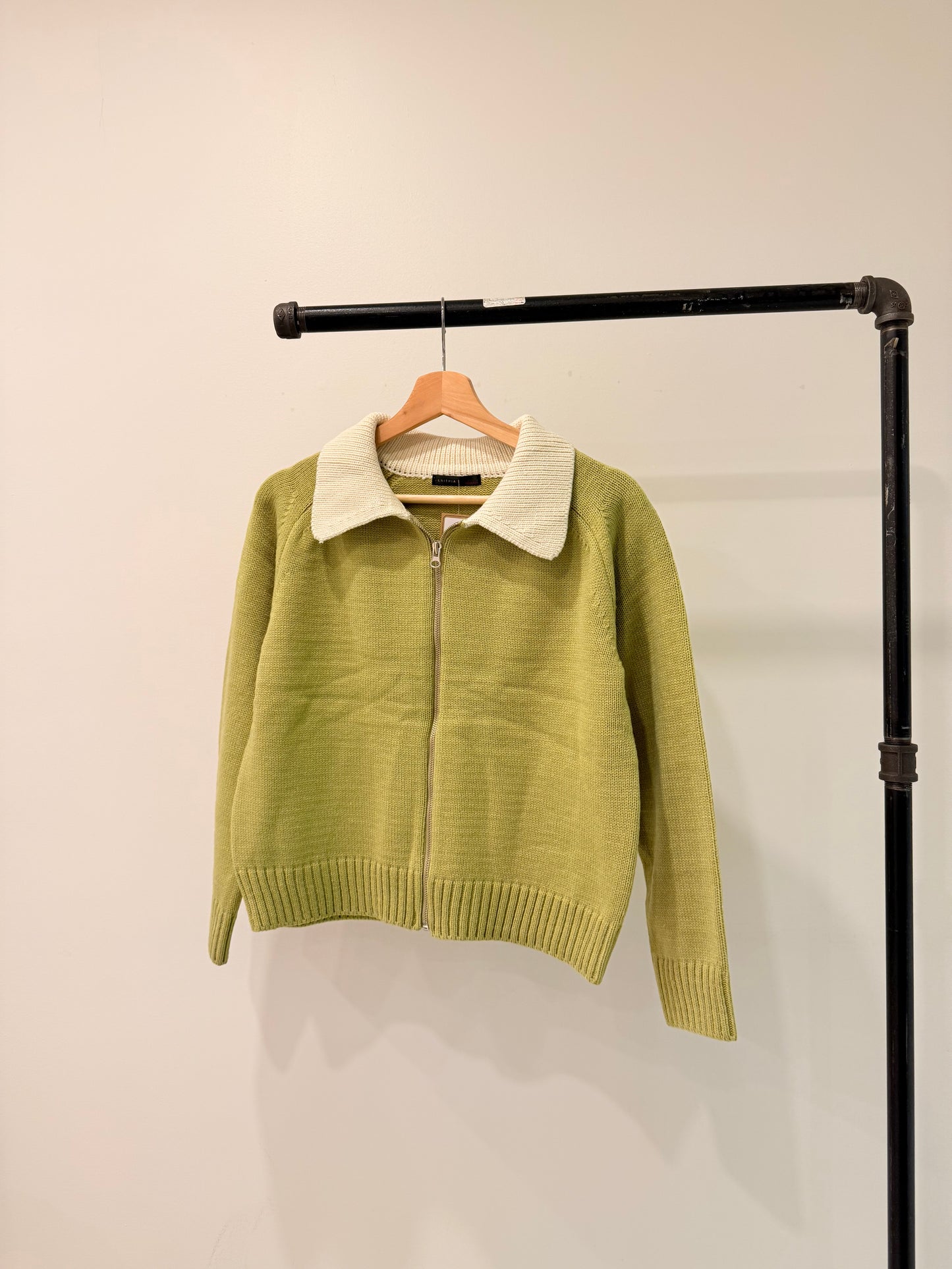 TAKE Contrast collar zip-up