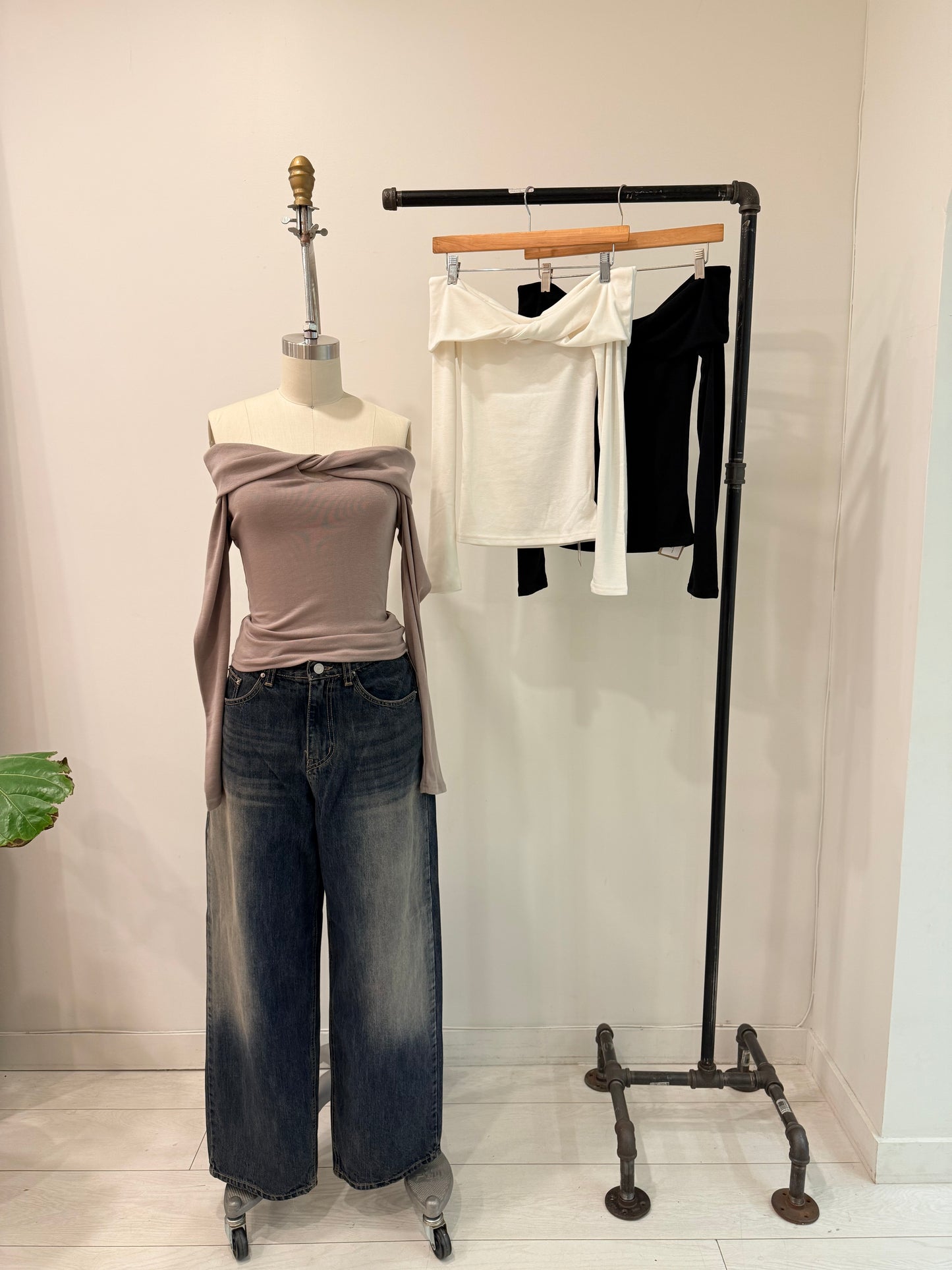 RIFF Twisted off shoulder top