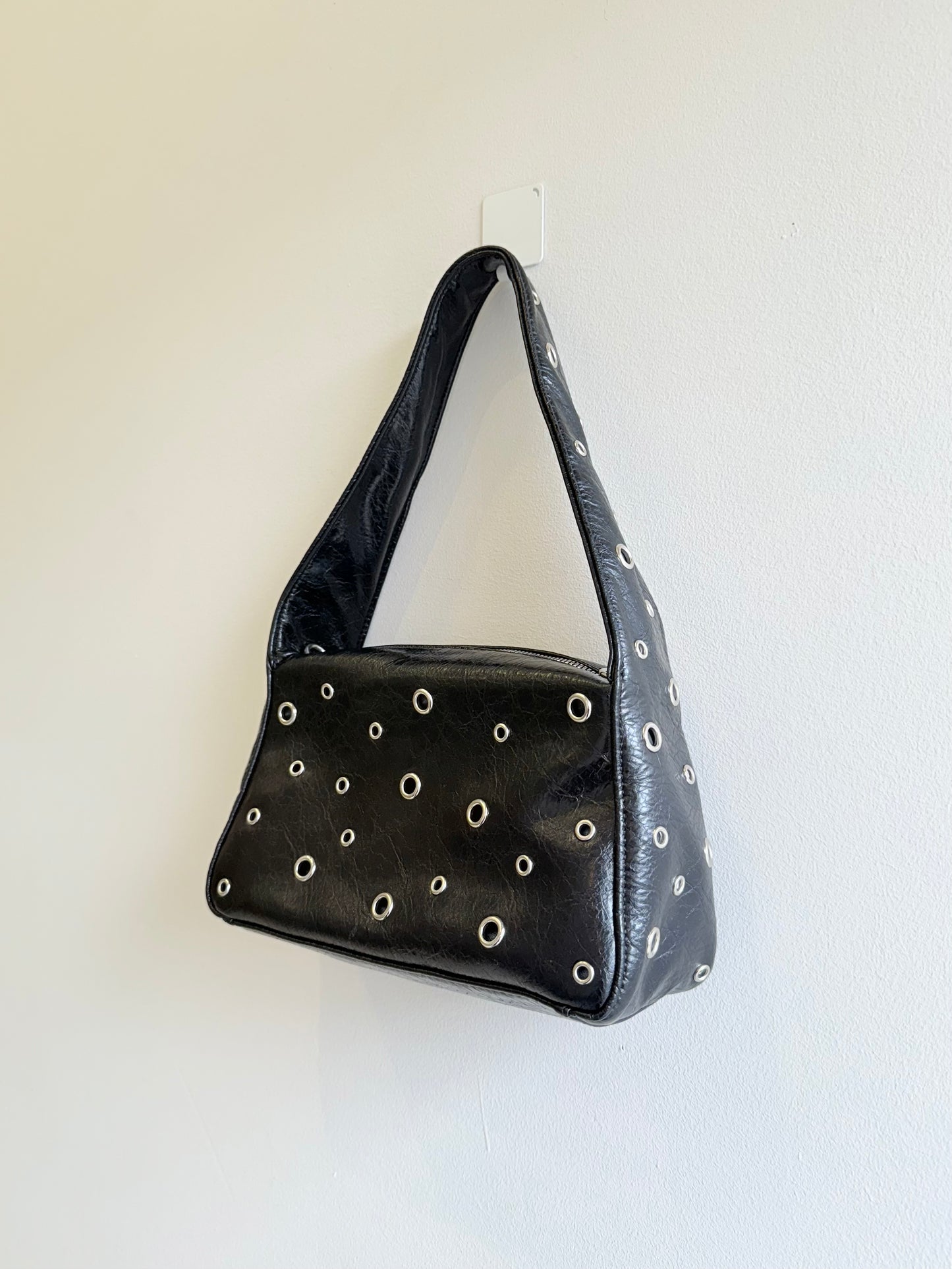 PEBBLE Eyelet shoulder bag