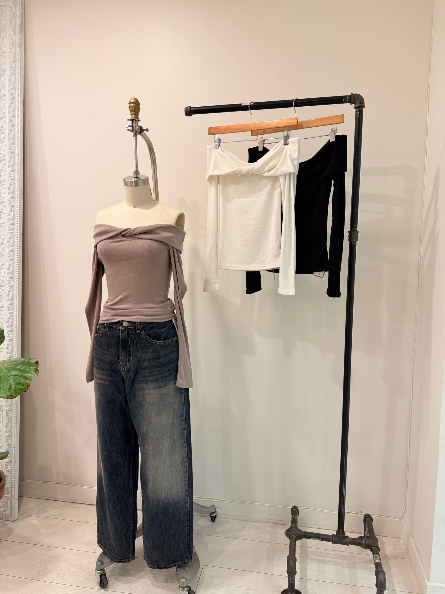 RIFF Twisted off shoulder top