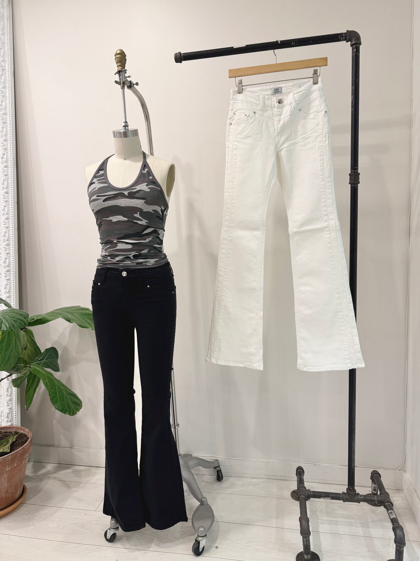 ANNIKA Low-rise flare jeans