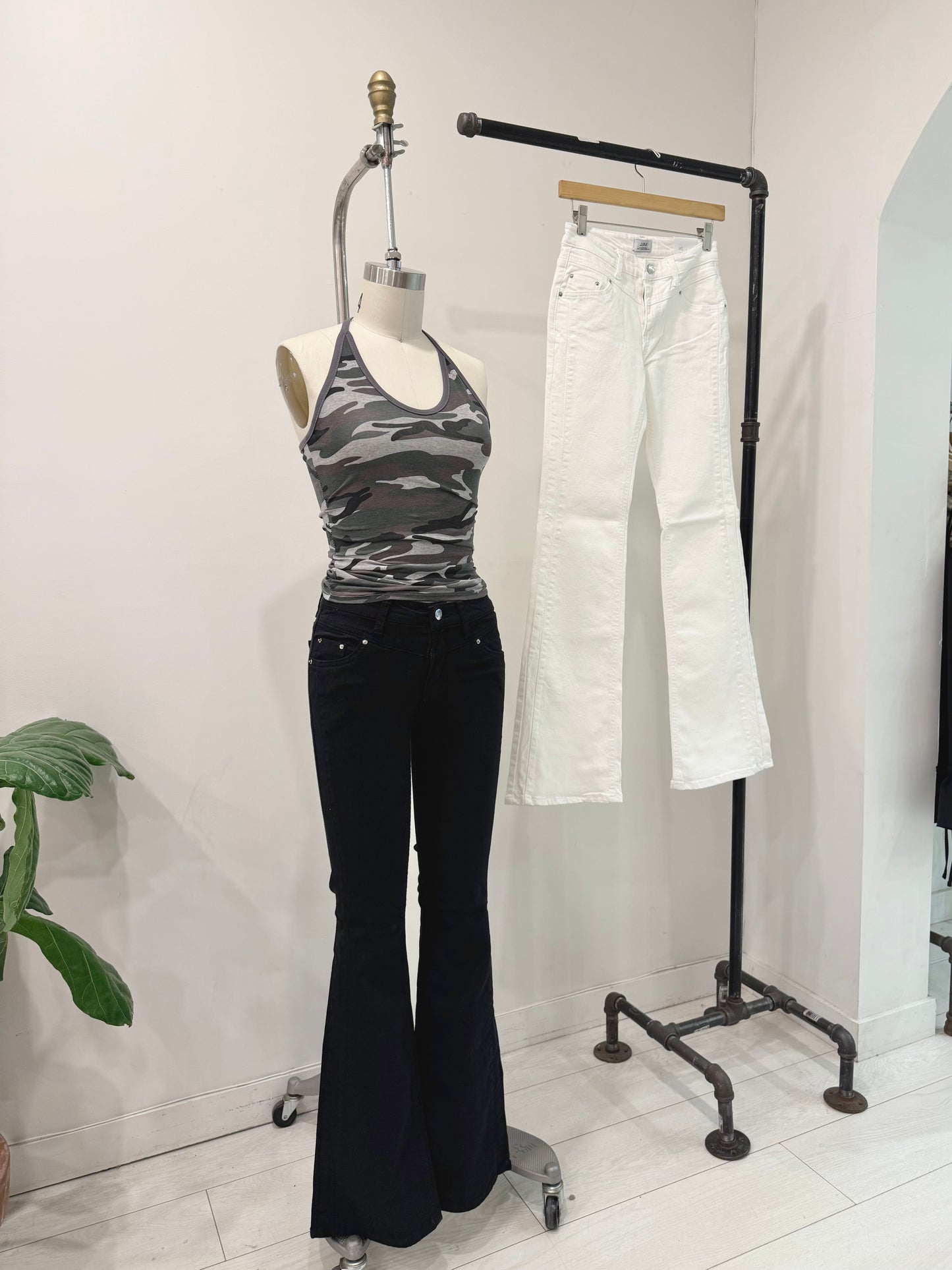 ANNIKA Low-rise flare jeans