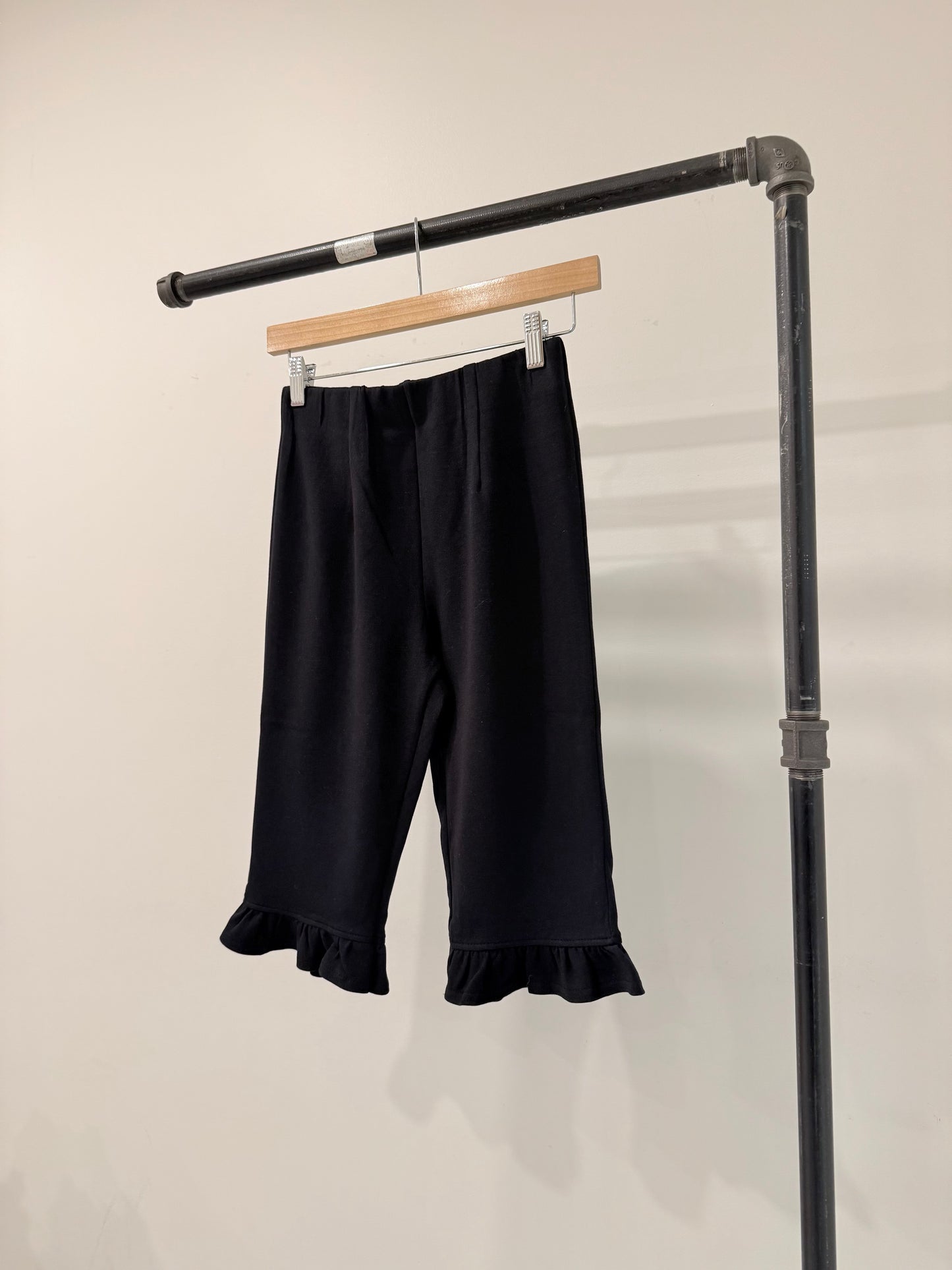 BENJI Ruffle hem capri