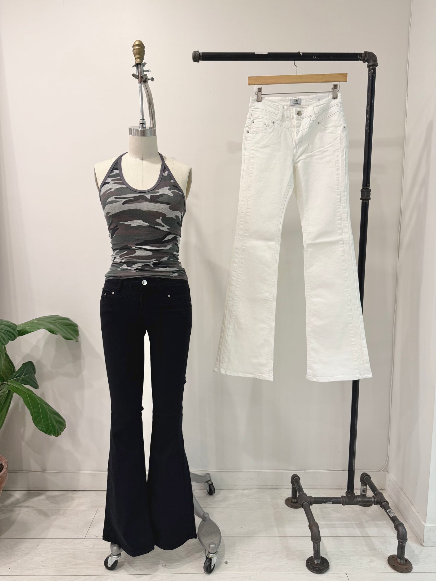 ANNIKA Low-rise flare jeans