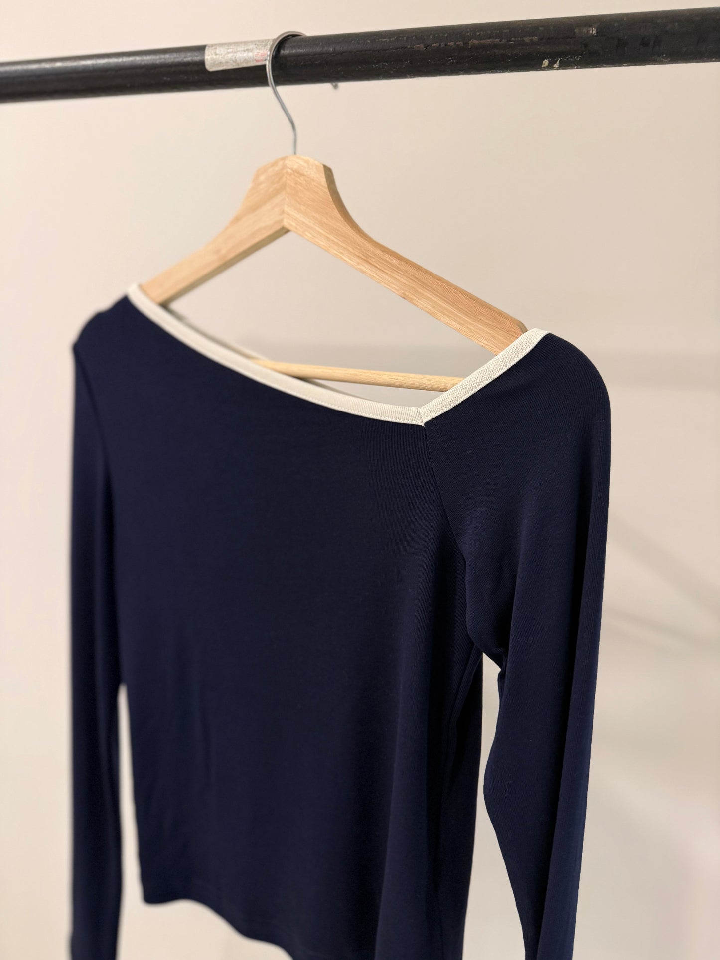 MINNIE Off shoulder top