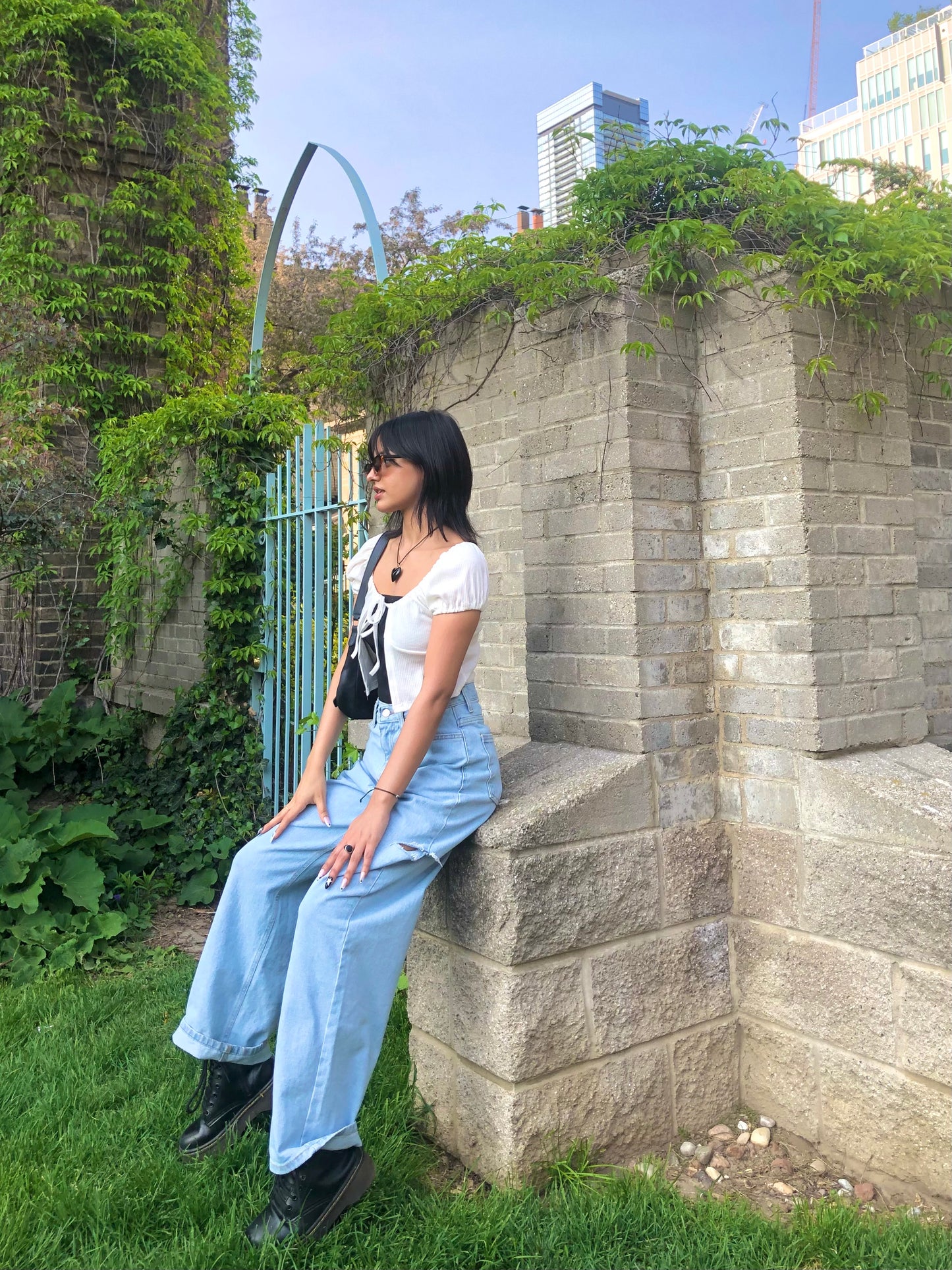 VIBE Side ripped jeans