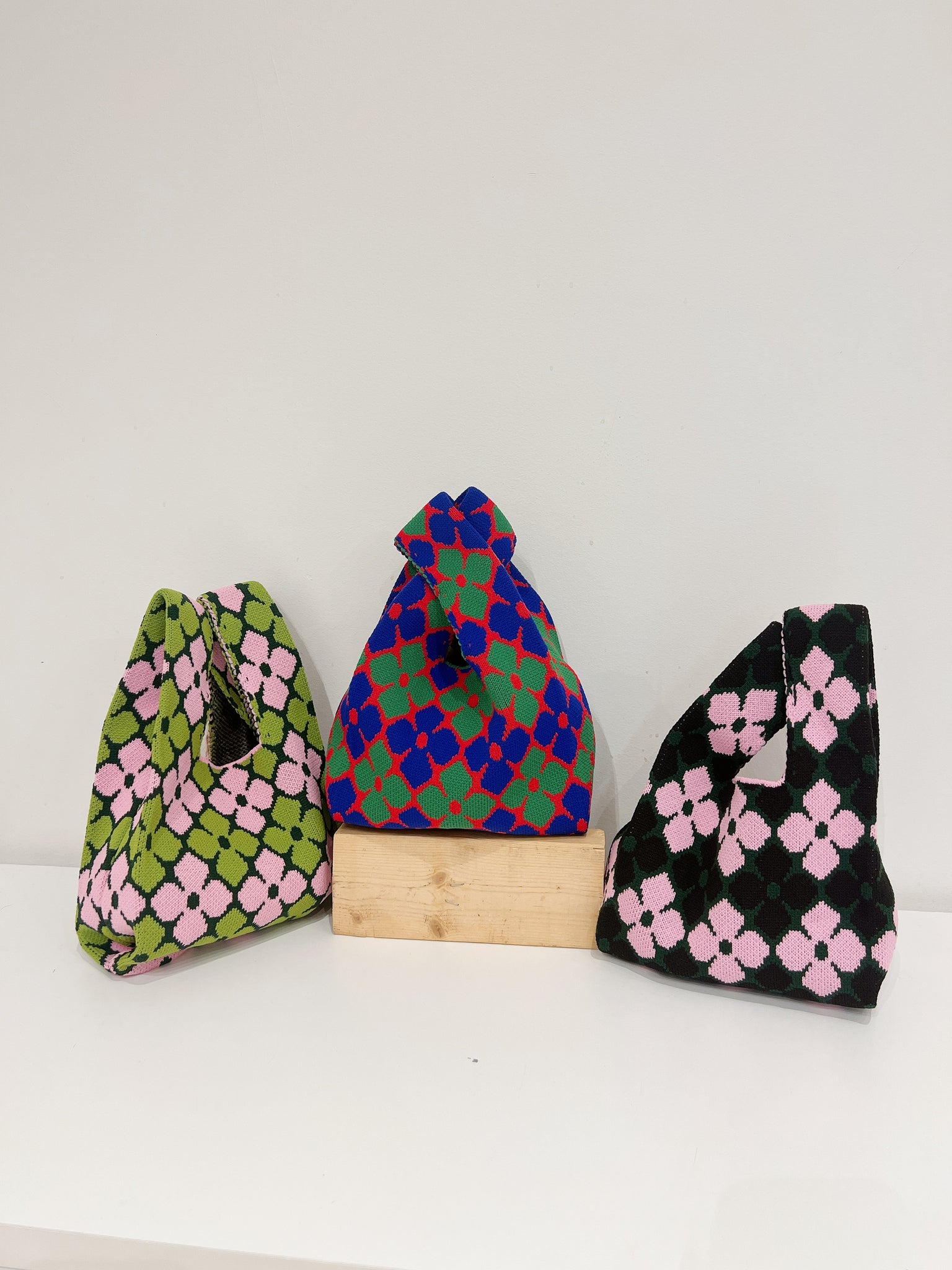 LOOK Flower knit tote bag
