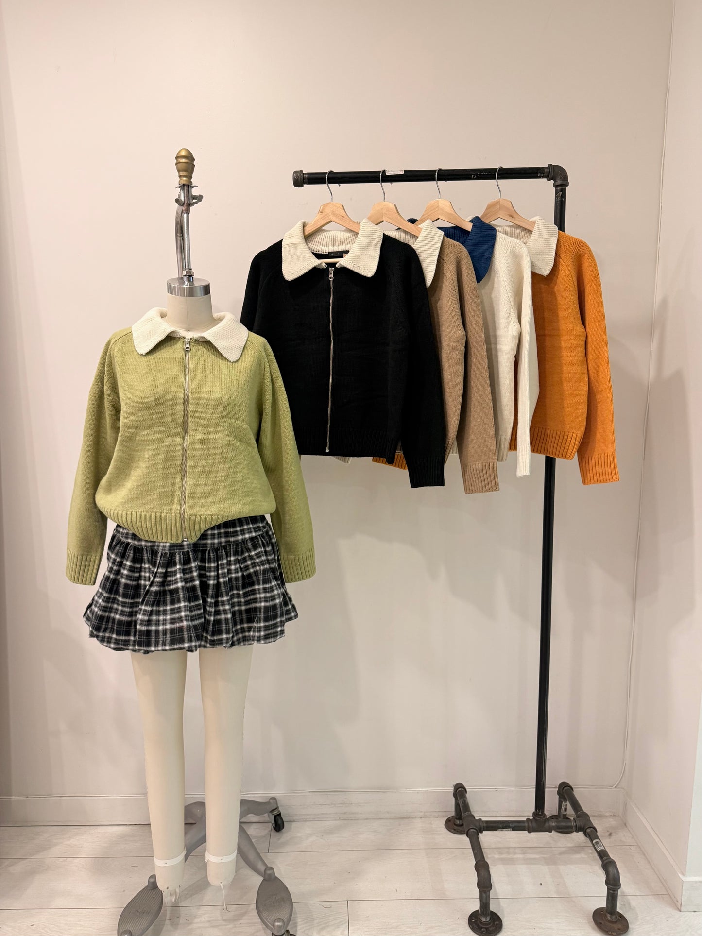 TAKE Contrast collar zip-up