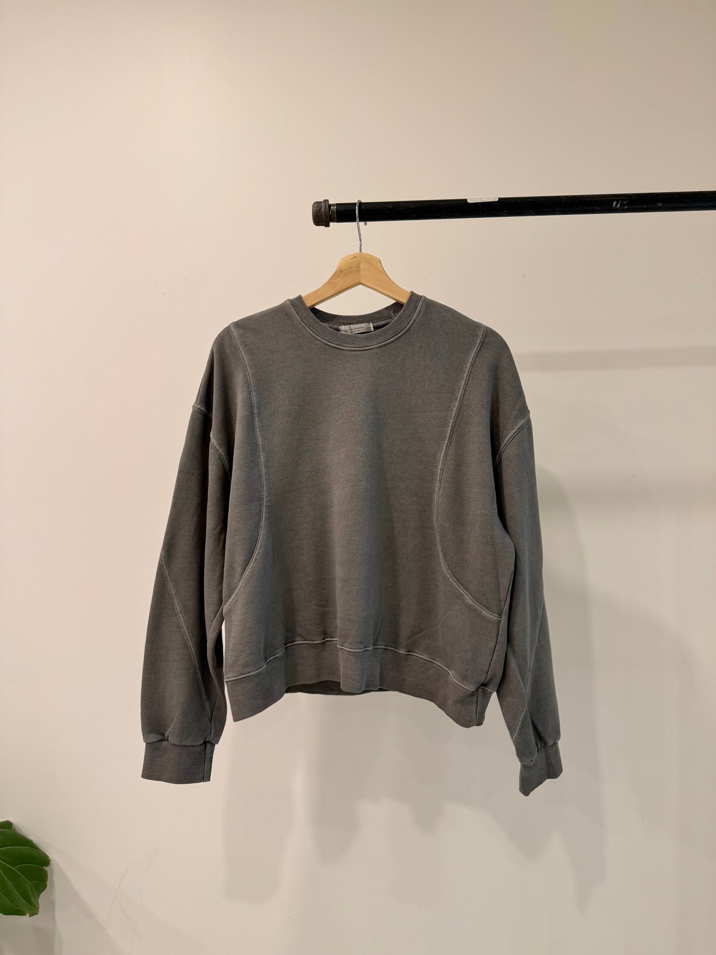 ROLL Sweatshirt