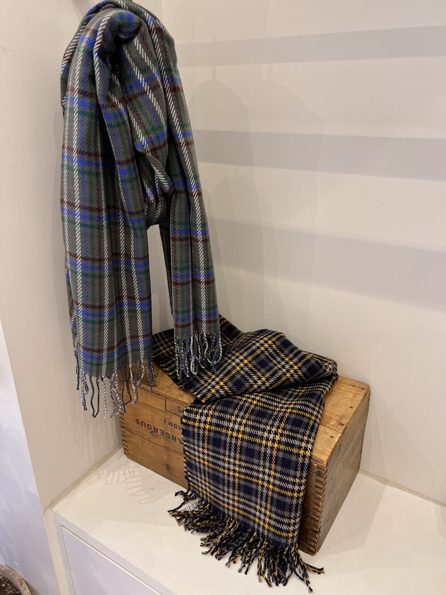 TULA Houndstooth plaid  scarf