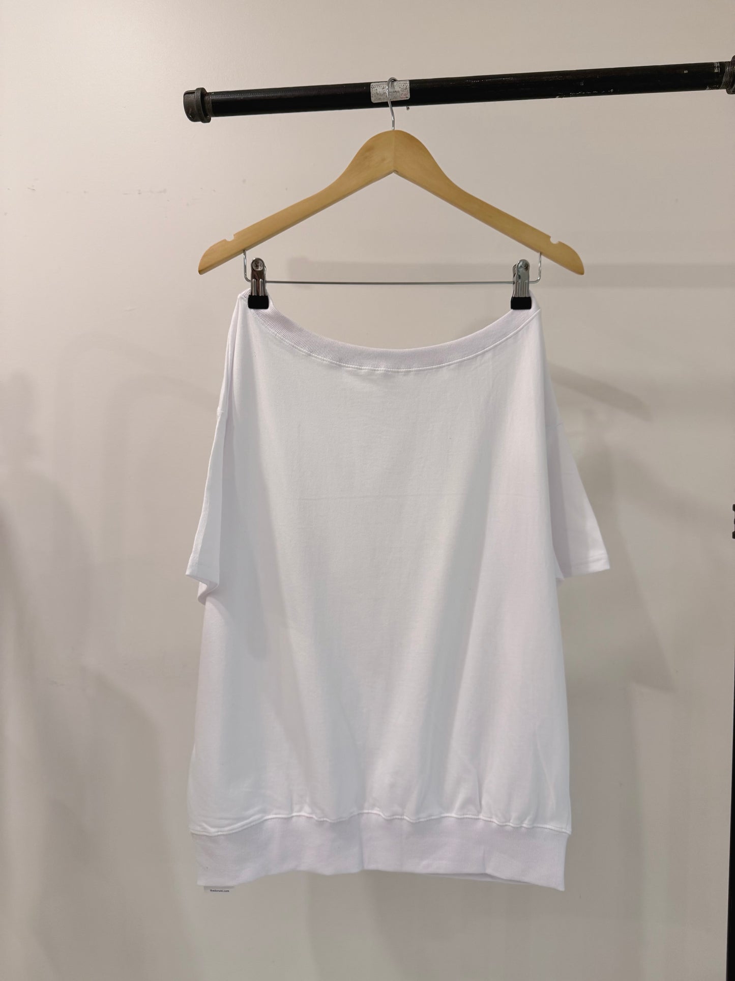 NOVA Off-shoulder tee