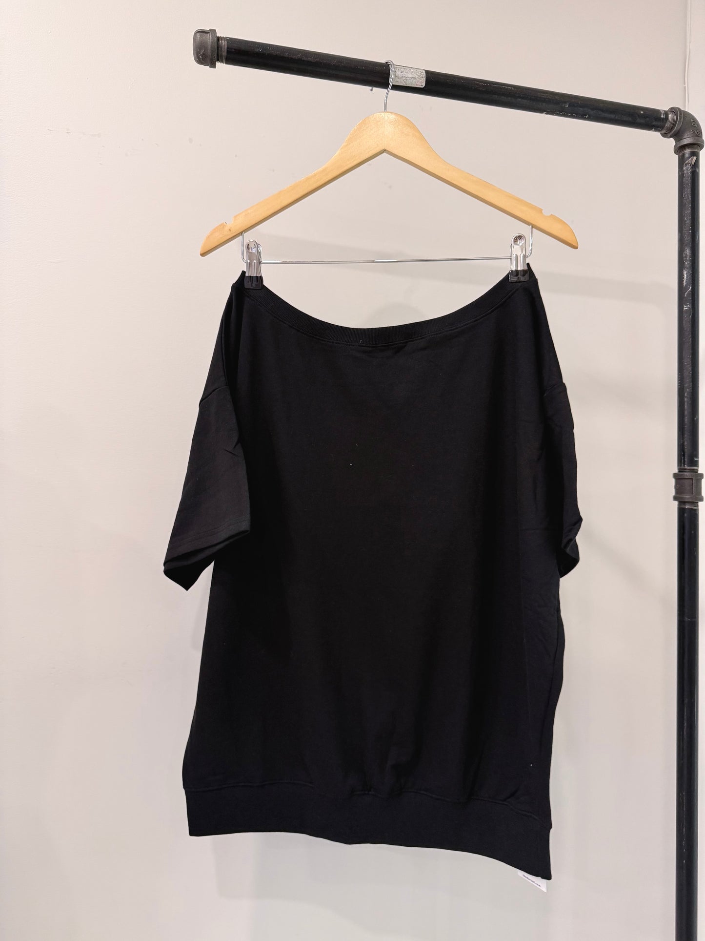 NOVA Off-shoulder tee