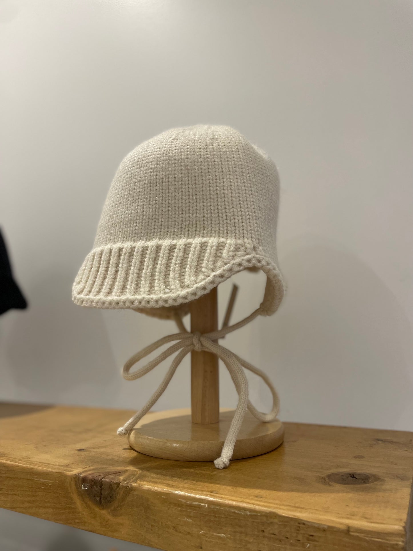 TEEMA Knit hat with ties