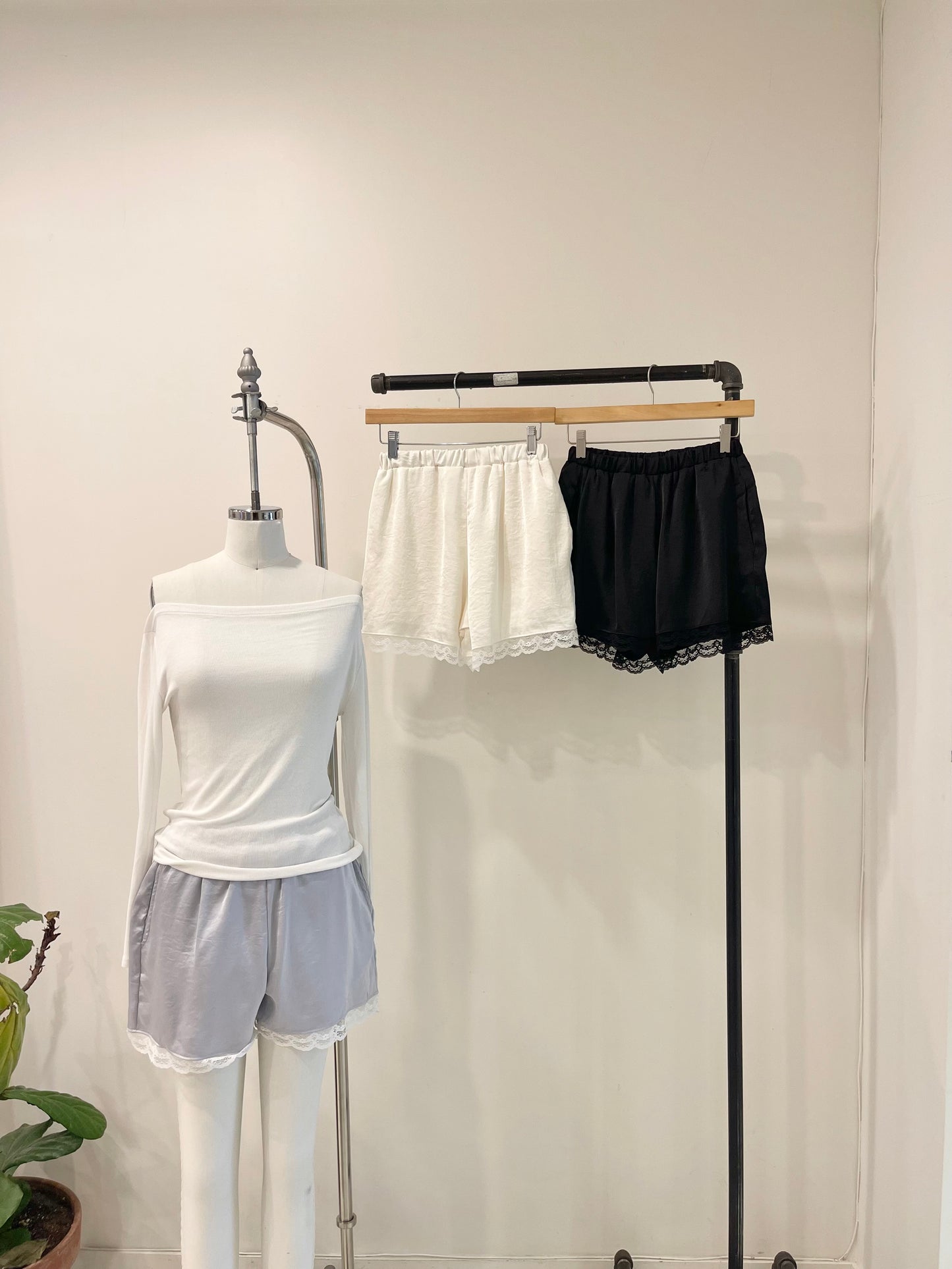 SOLENE Lace satin shorts