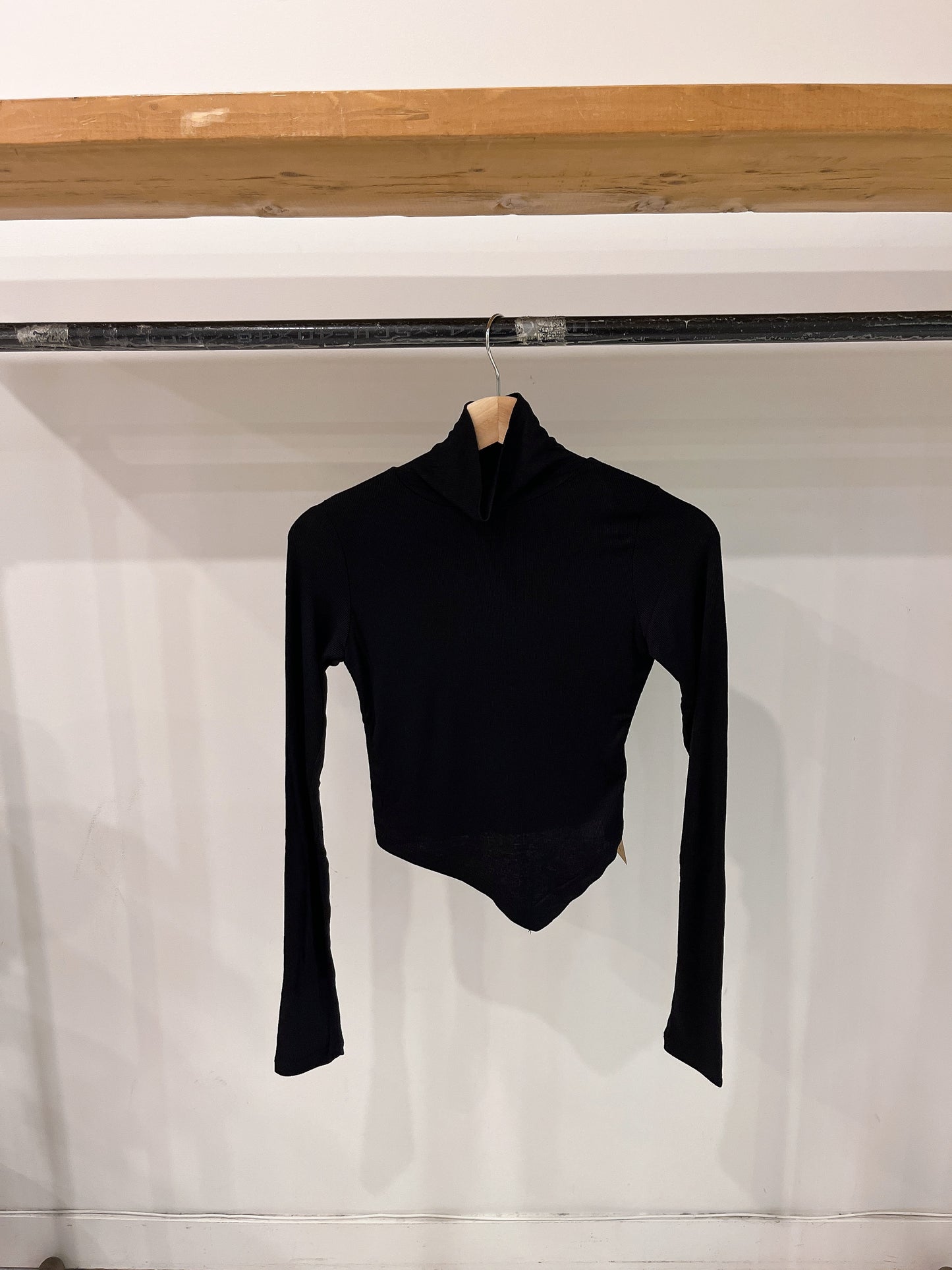 MILLIE Pointed hem turtleneck top