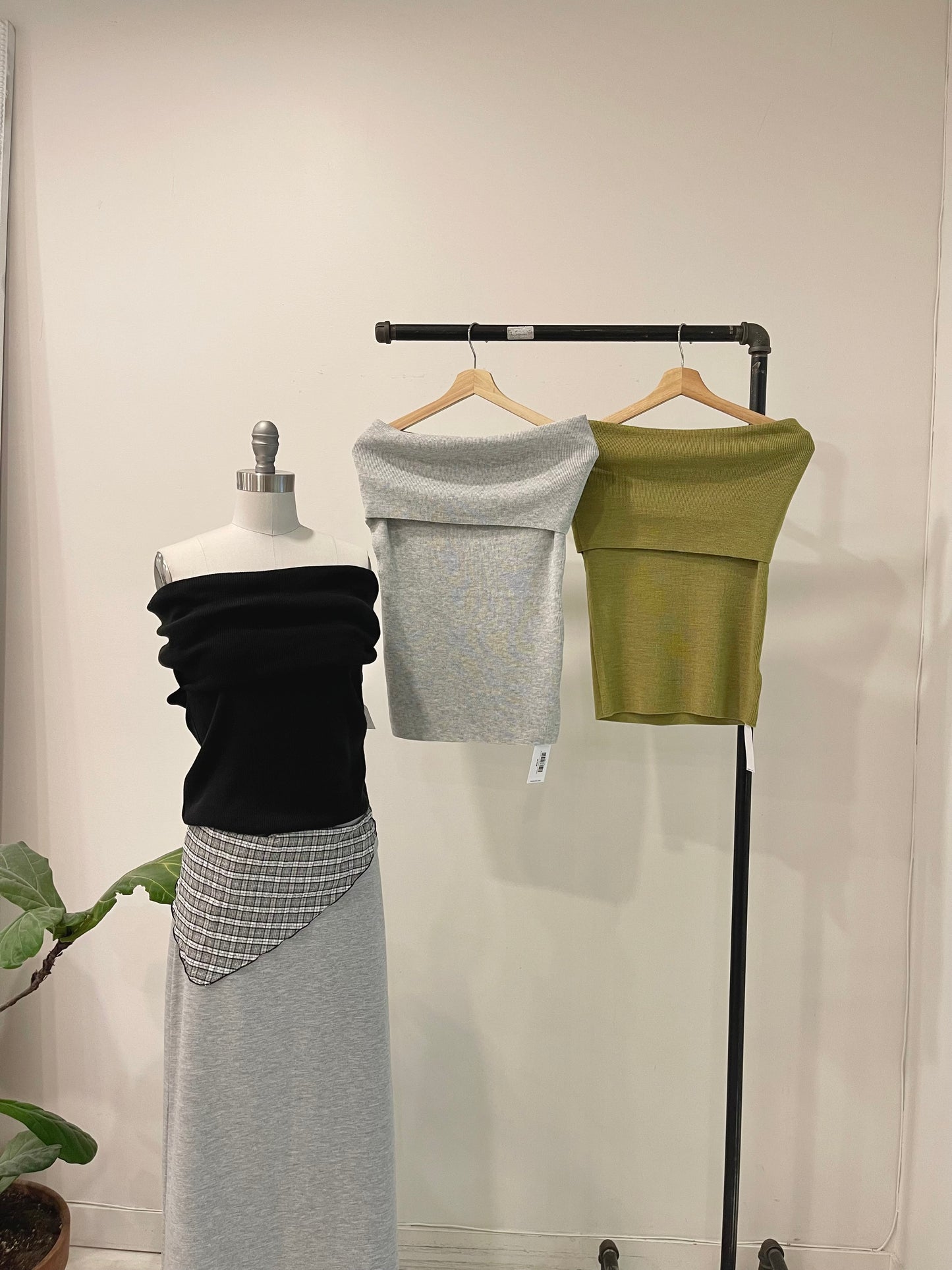 DEMIAN Off shoulder knit top
