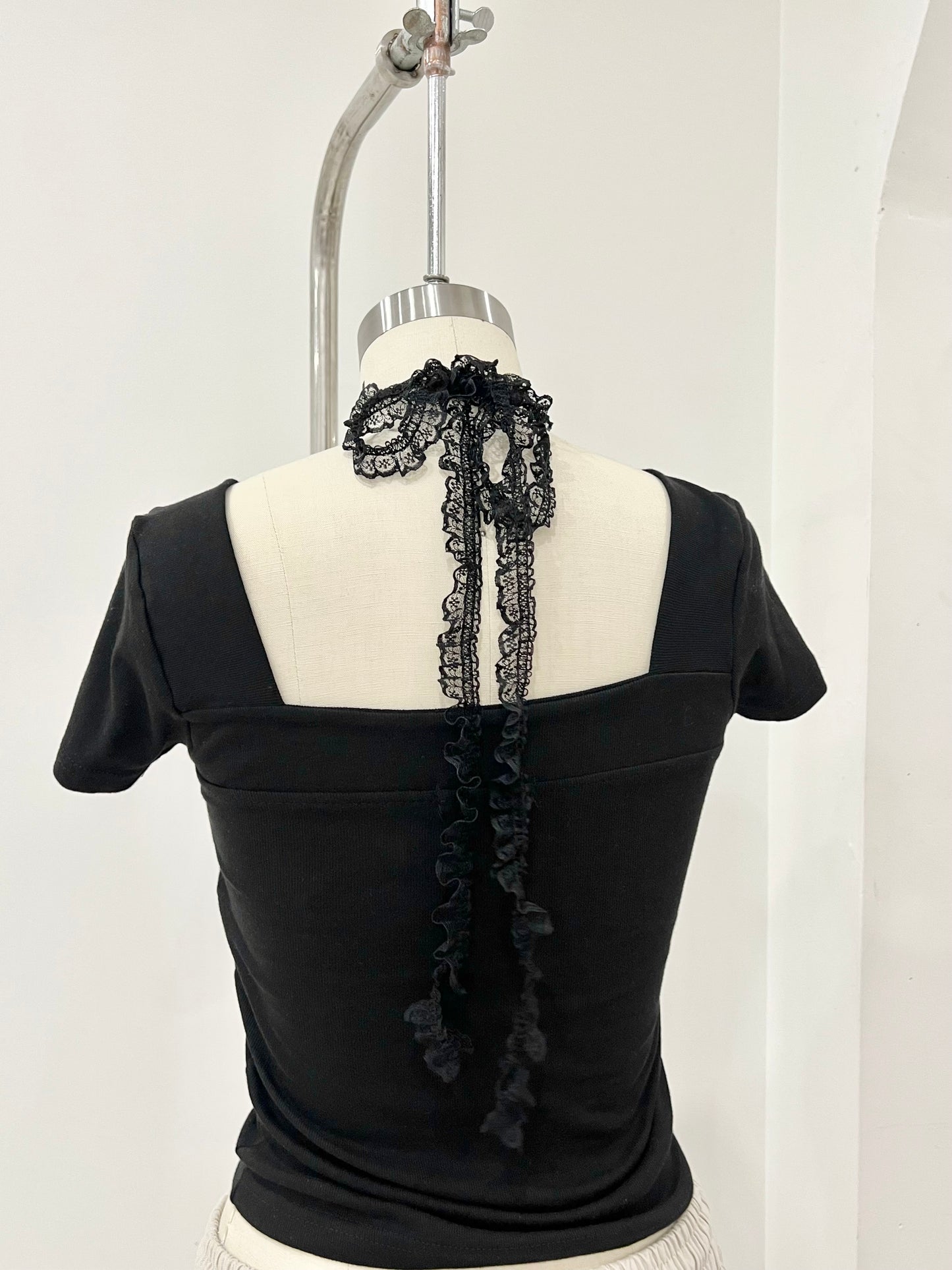 KATHY Lacy tie choker