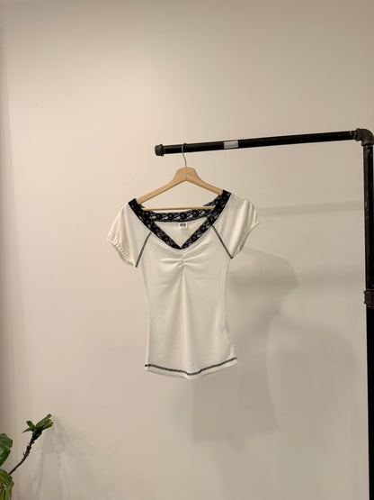 DAPHNE Lace trim top