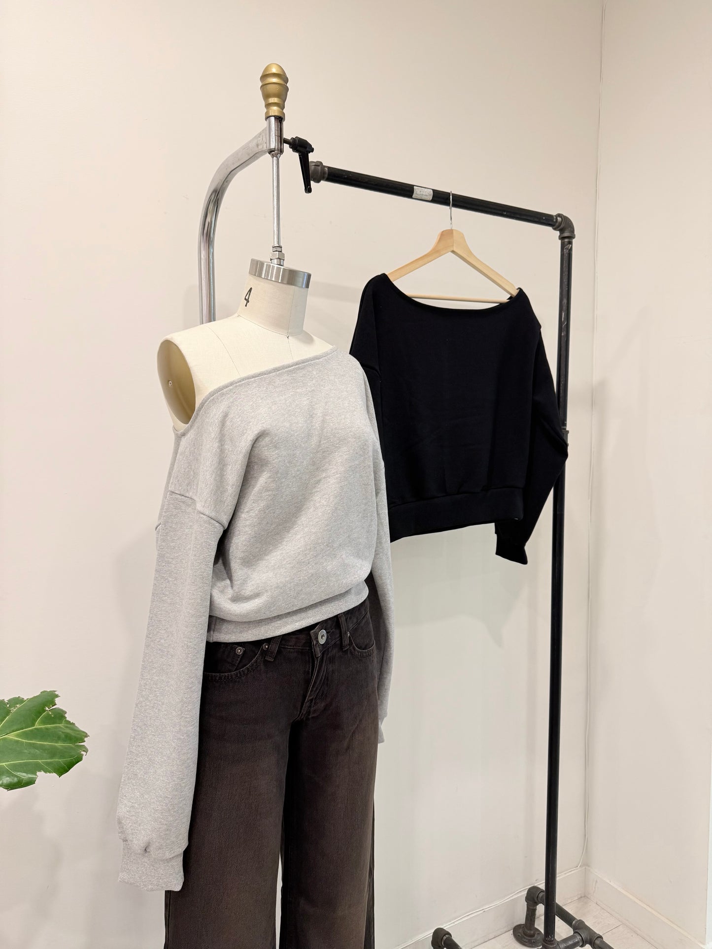 BOTA Off shoulder sweatshirt