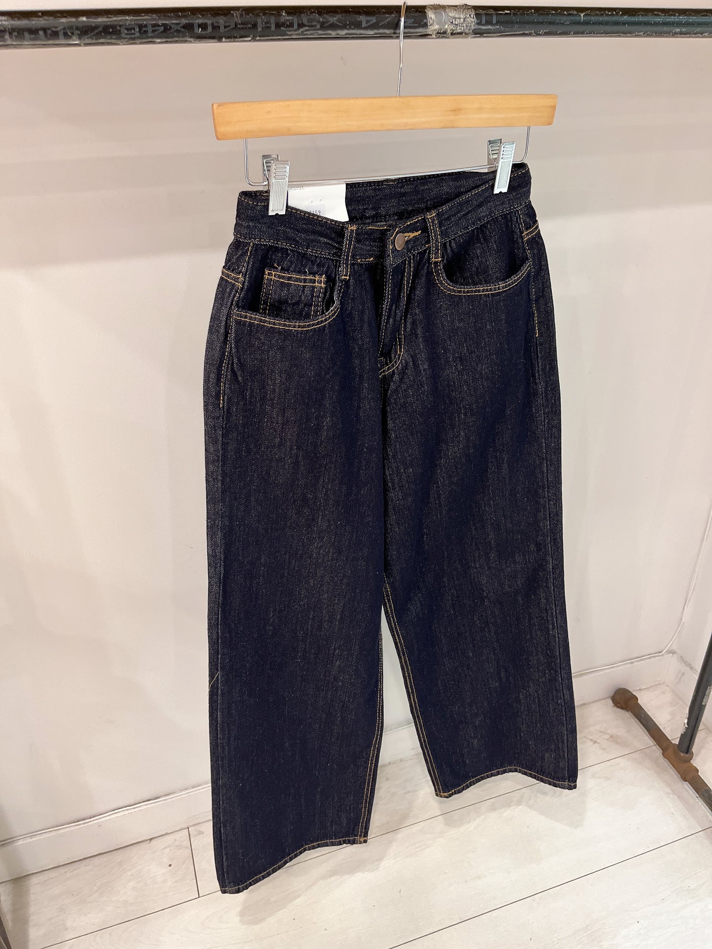 KANJA Wide legged raw jeans