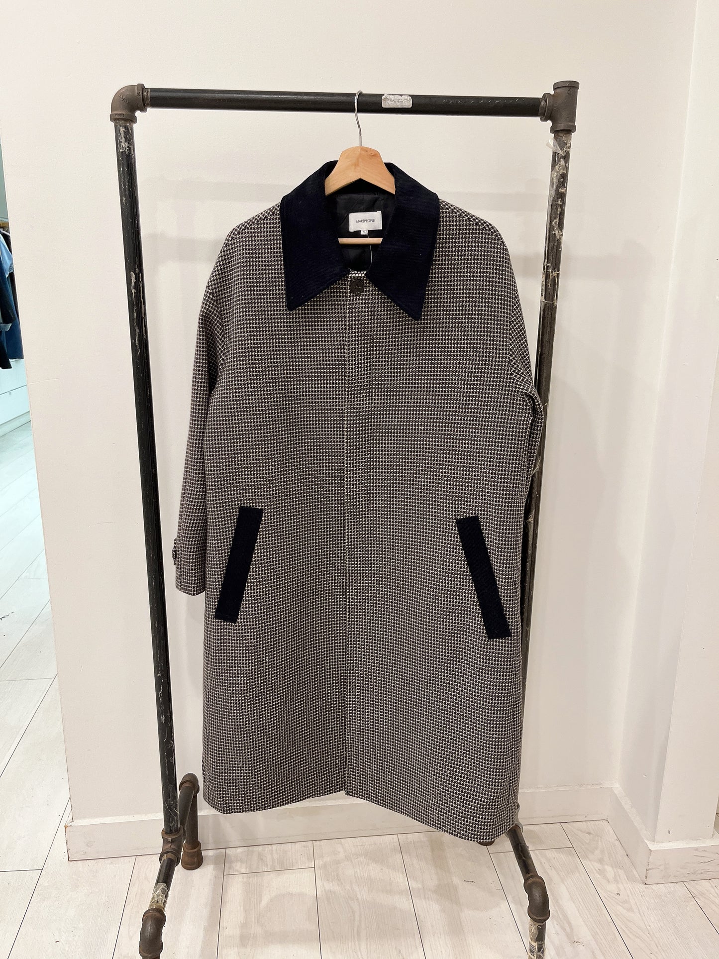 MAAS Contrast collar wool coat