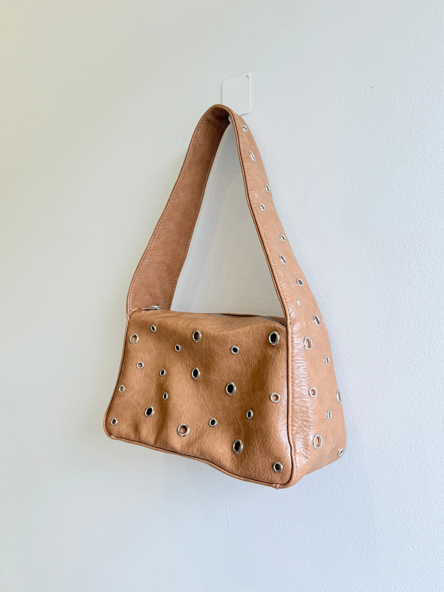 PEBBLE Eyelet shoulder bag