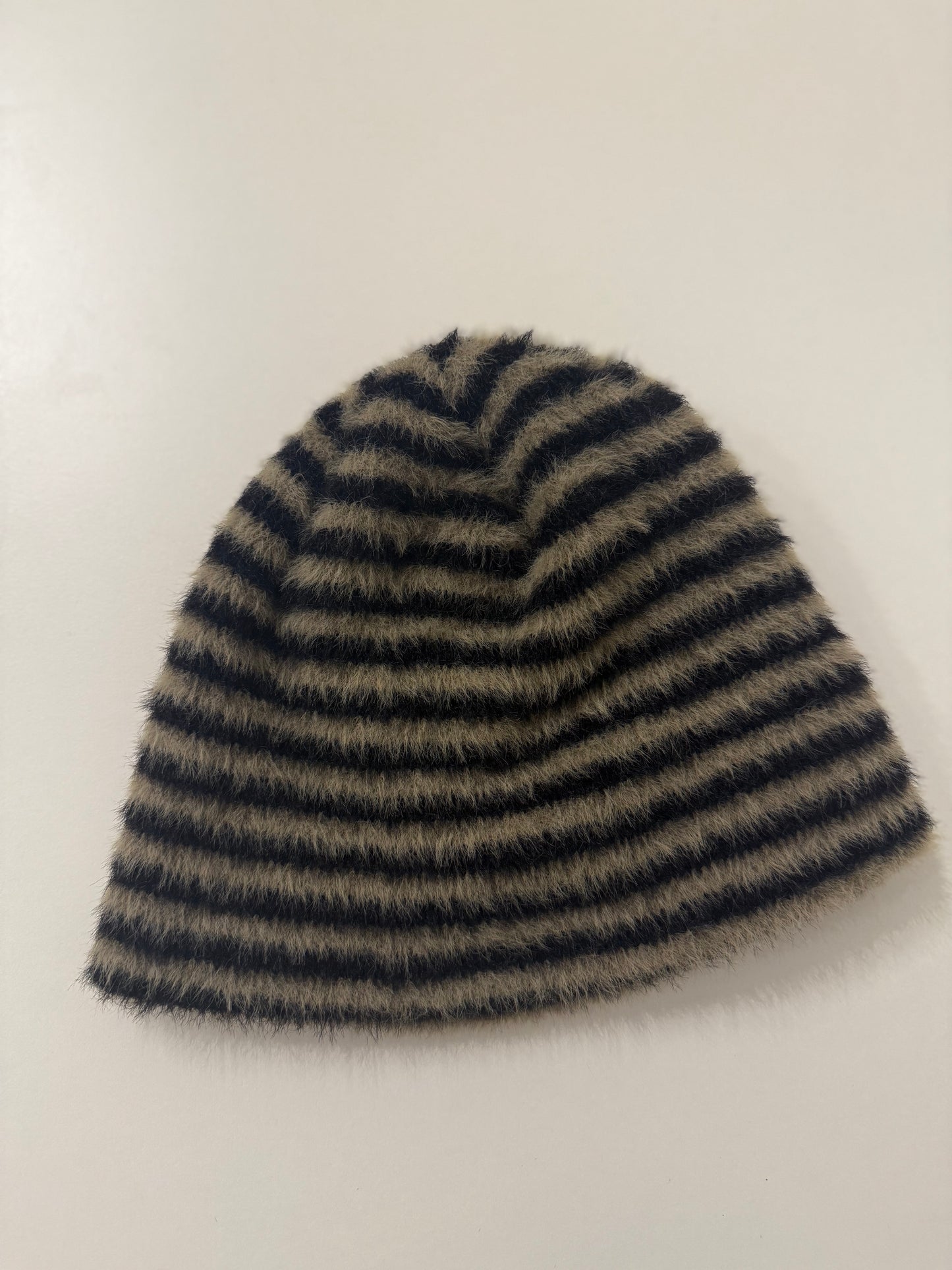 ROYEL Stripe fuzzy toque