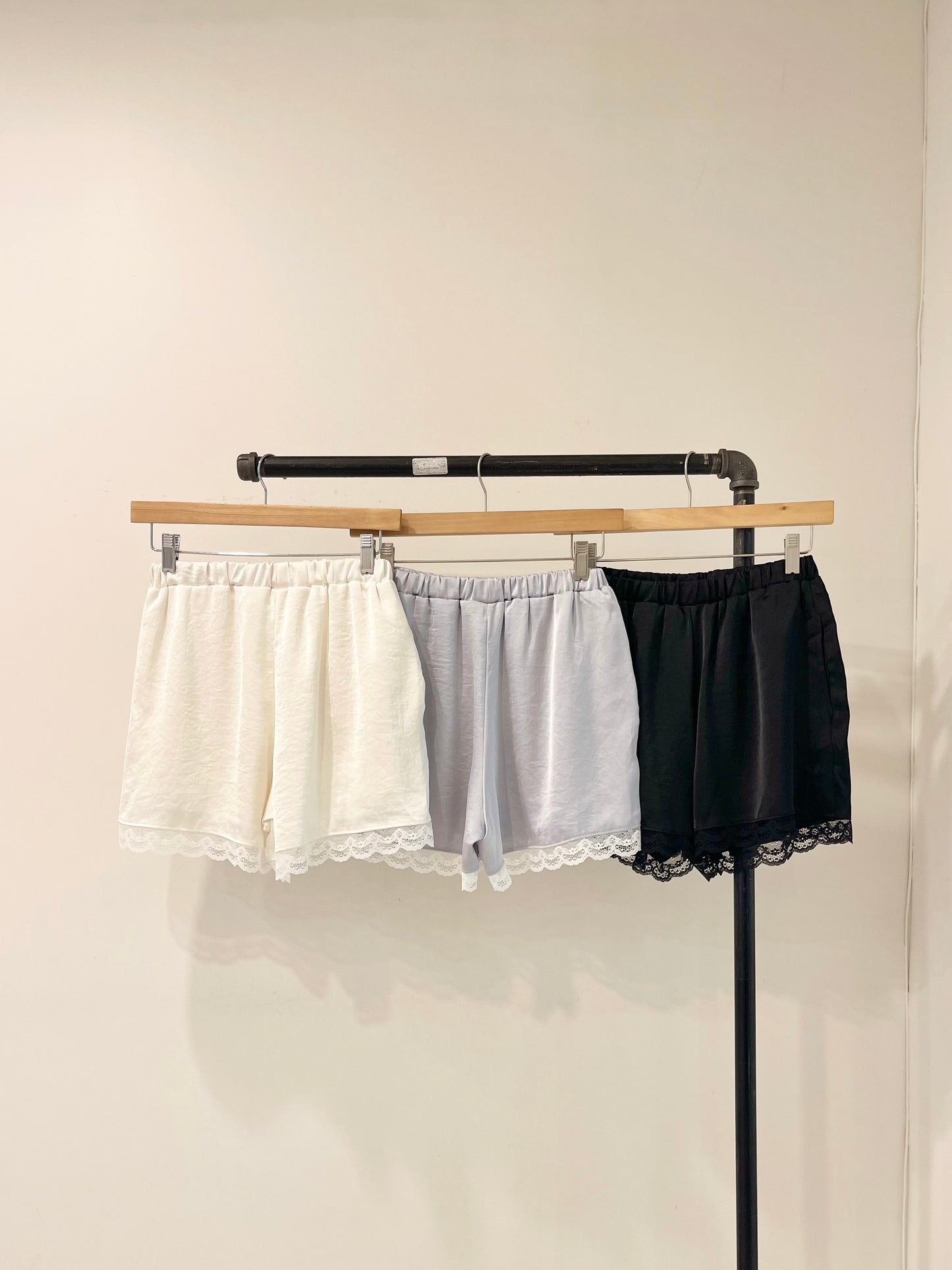 SOLENE Lace satin shorts