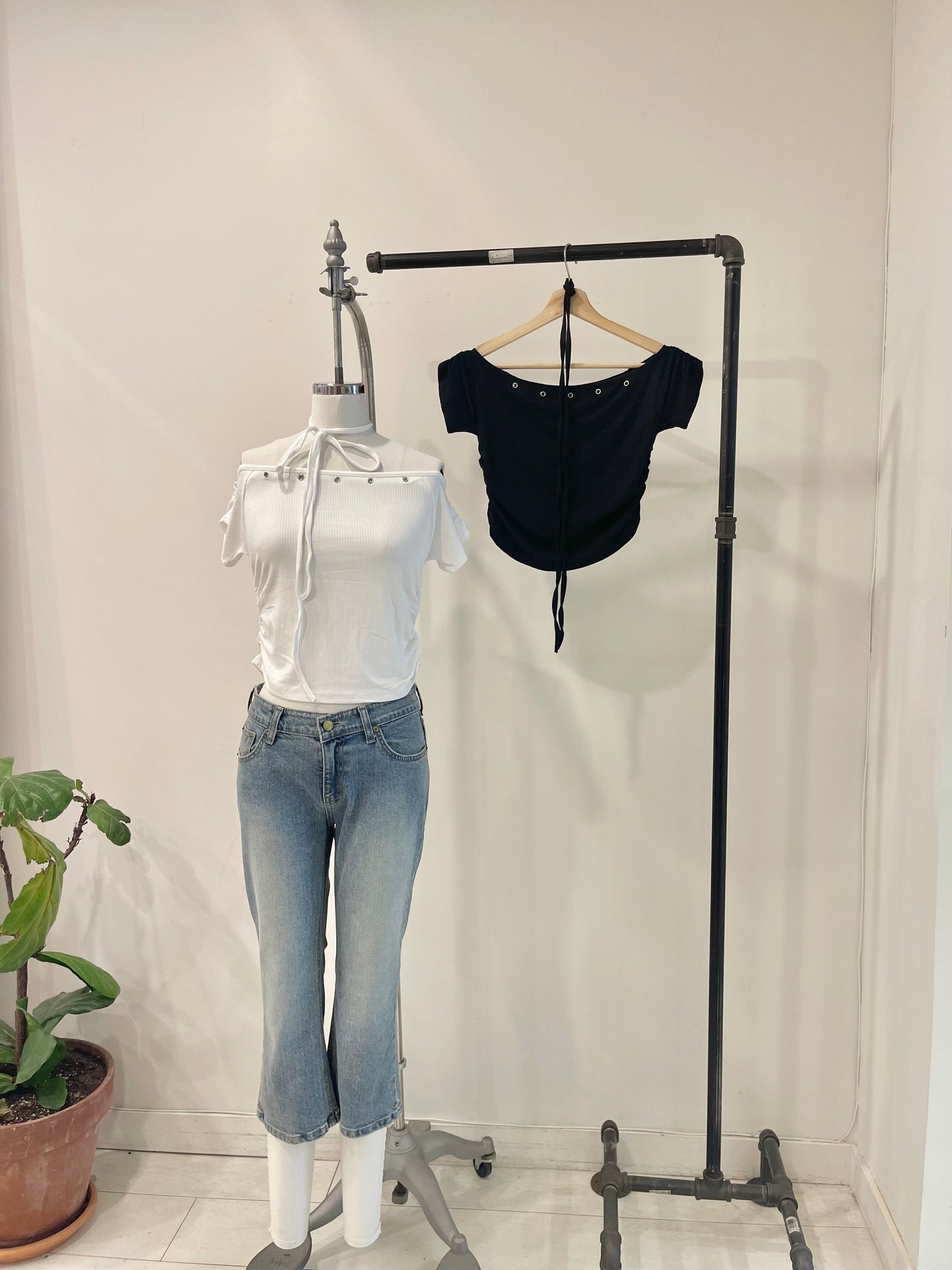EVIE Eyelet-trim crop tee
