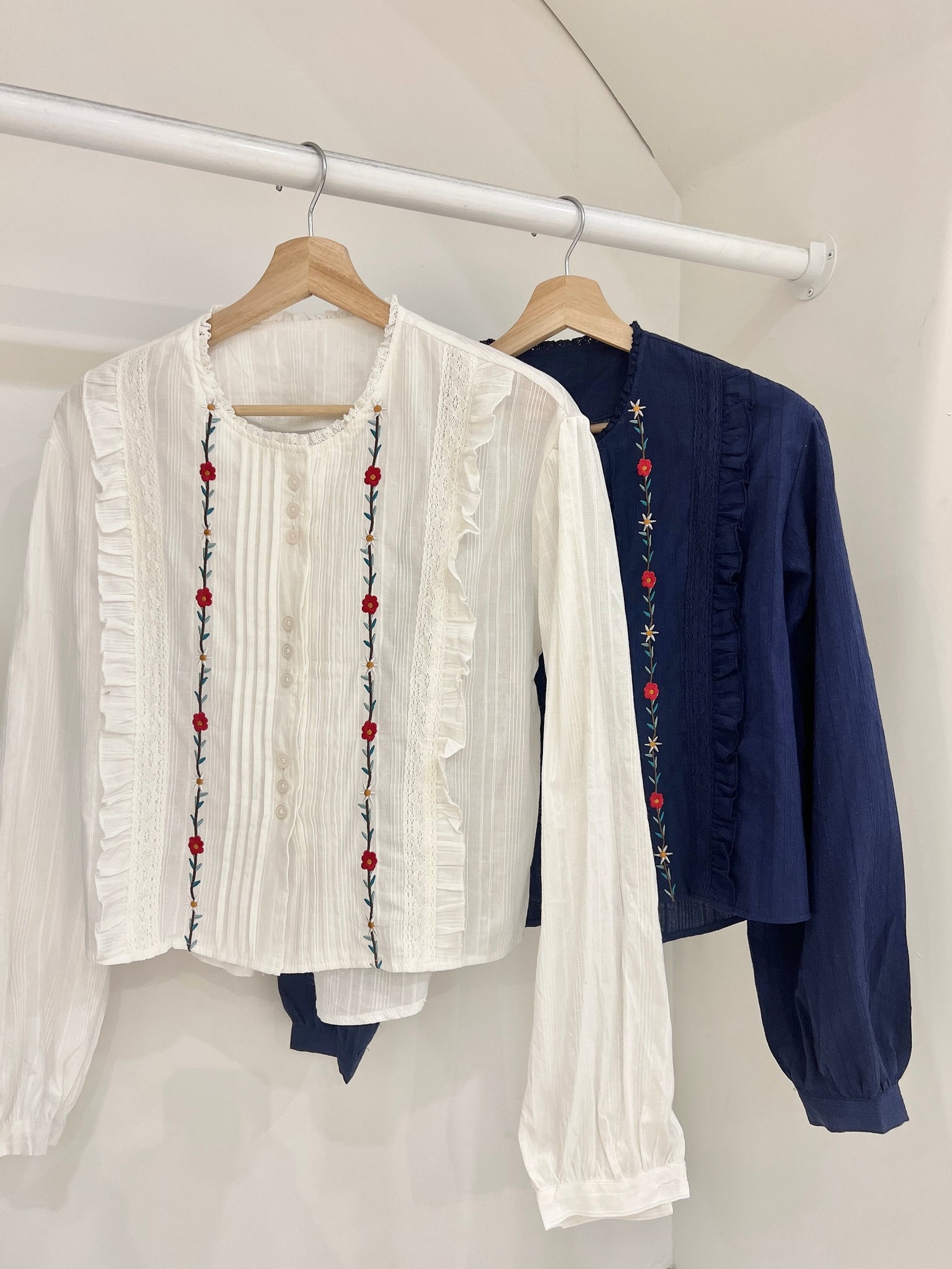 HANA Embroidered frill blouse