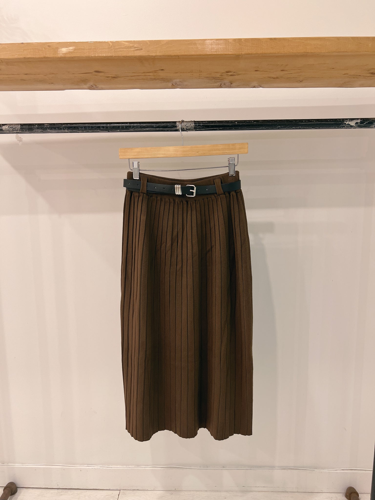 BODA Belted pleated knit skirt