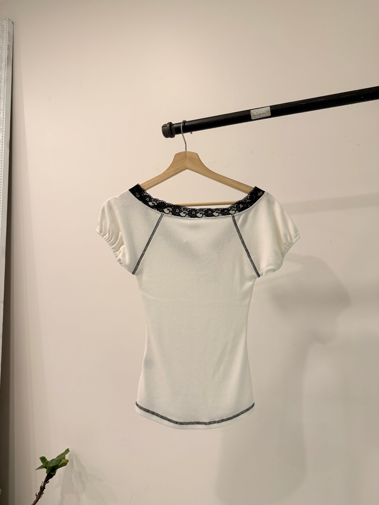 DAPHNE Lace trim top
